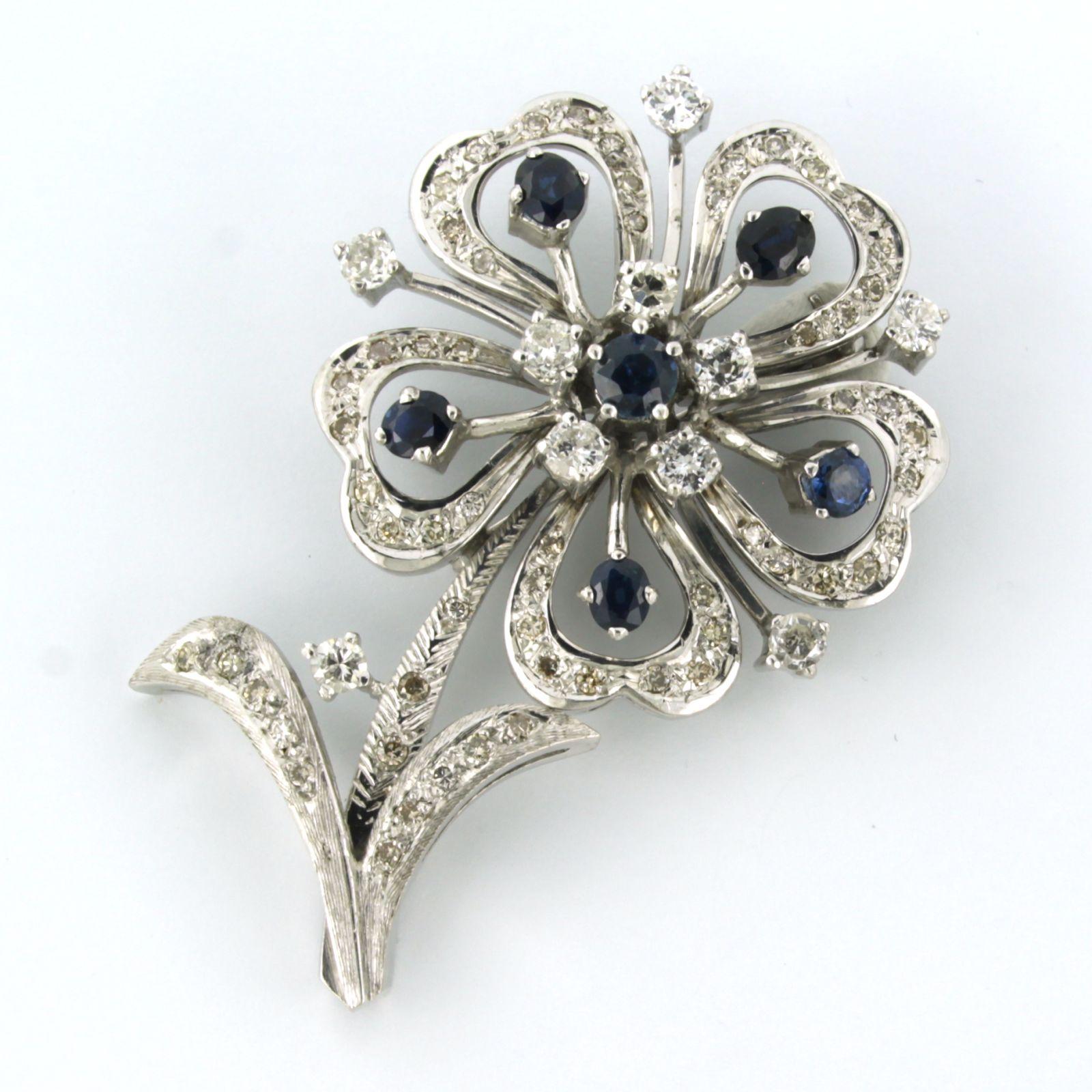 Flower shaped Brooch set with sapphire and diamonds up to 1.50ct 14k white gold In Excellent Condition For Sale In The Hague, ZH