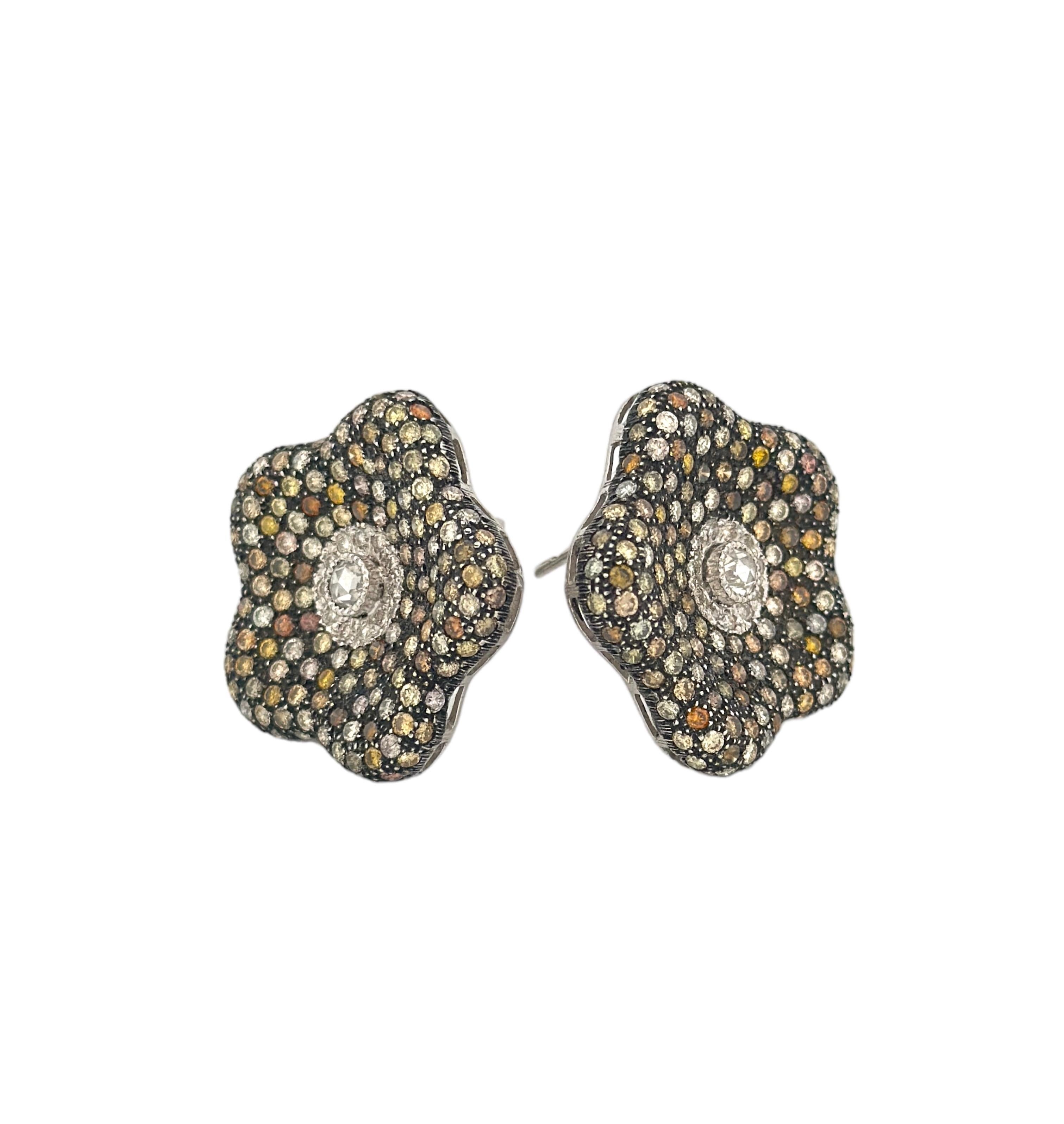 Rétro Boucles d'oreilles en forme de fleur avec diamant de couleur en vente