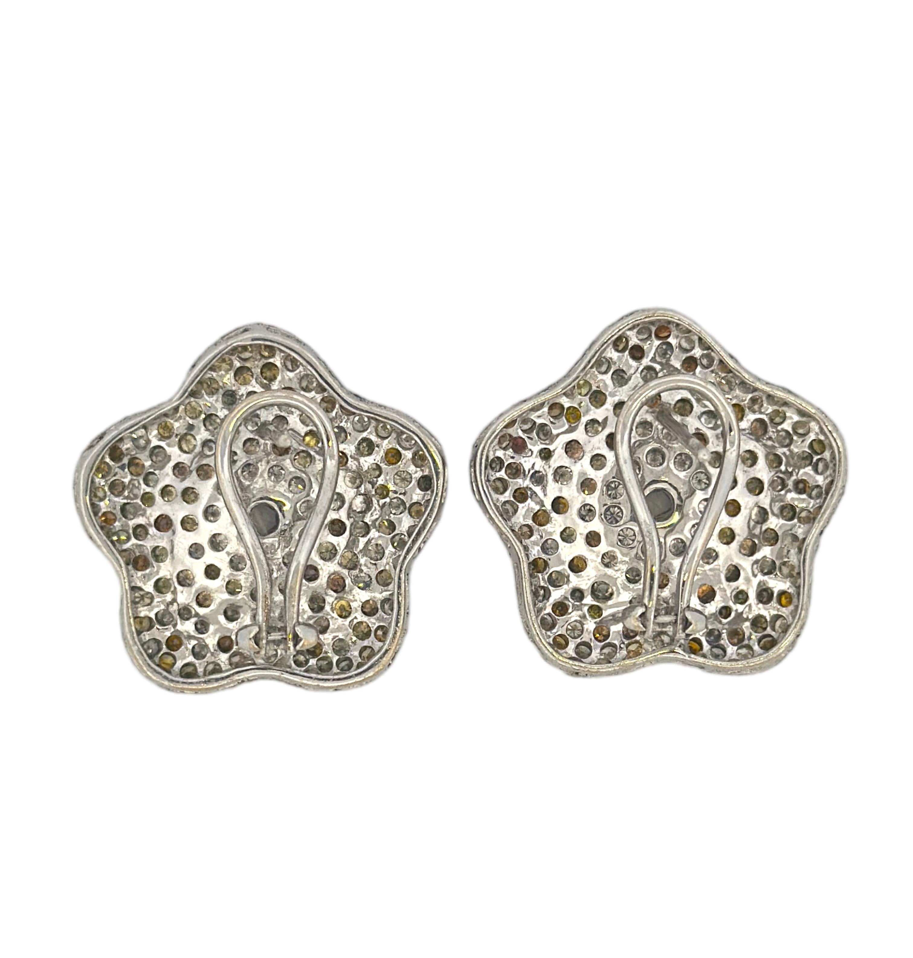 Taille ronde Boucles d'oreilles en forme de fleur avec diamant de couleur en vente