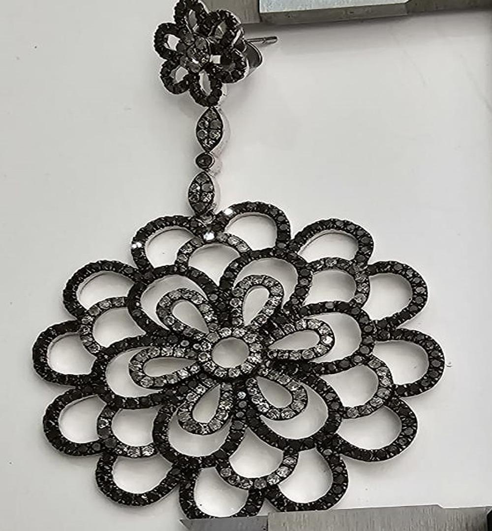 Ohrhänger in Blumenform mit Diamanten in Pavé-Fassung (Gemischter Schliff) im Angebot