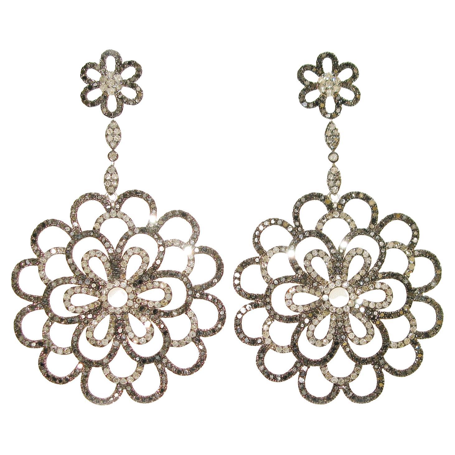 Ohrhänger in Blumenform mit Diamanten in Pavé-Fassung im Angebot