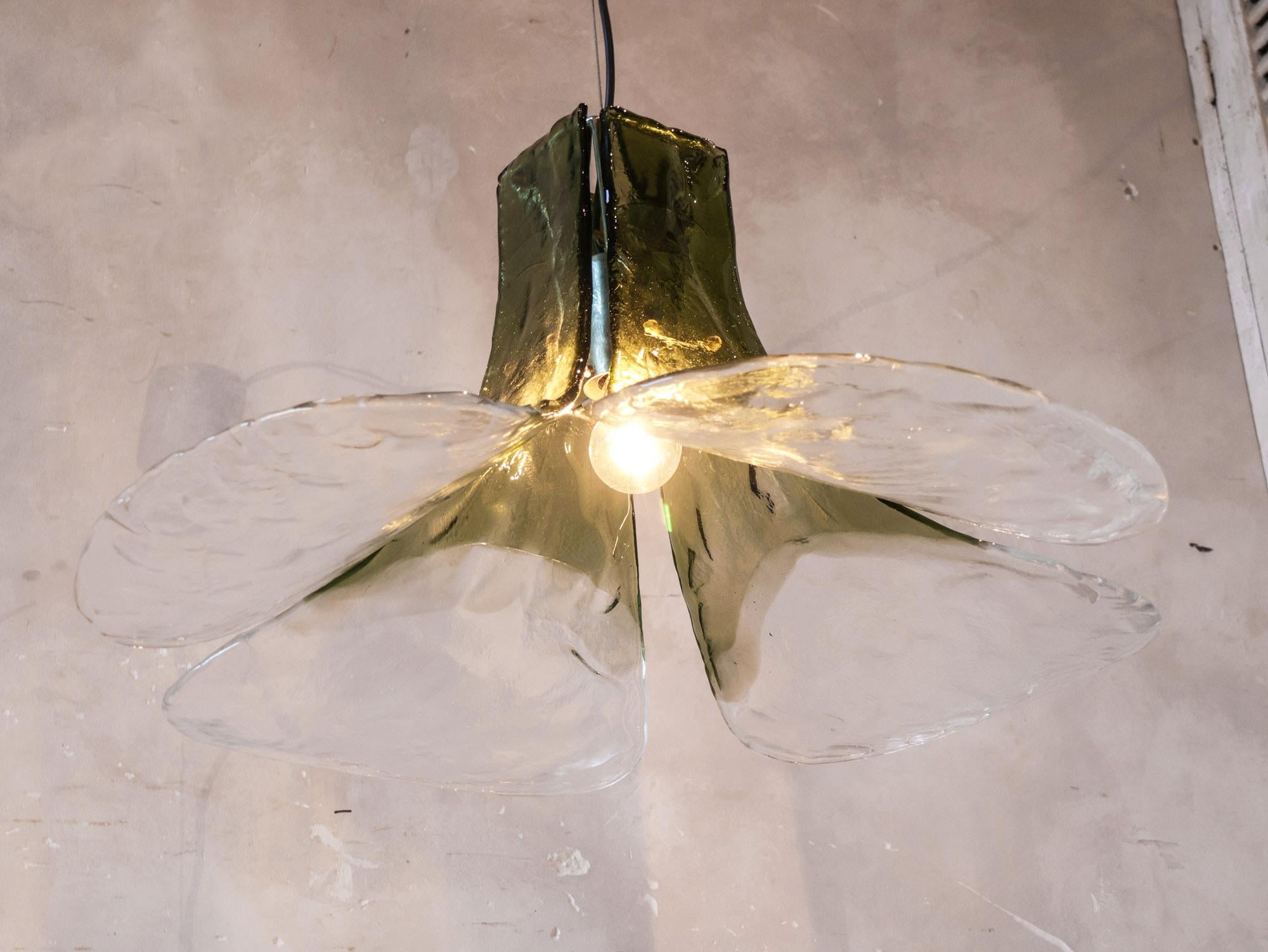 Flower-shaped green Murano glass hanging lamp, 1960s In Good Condition For Sale In Baambrugge, NL
