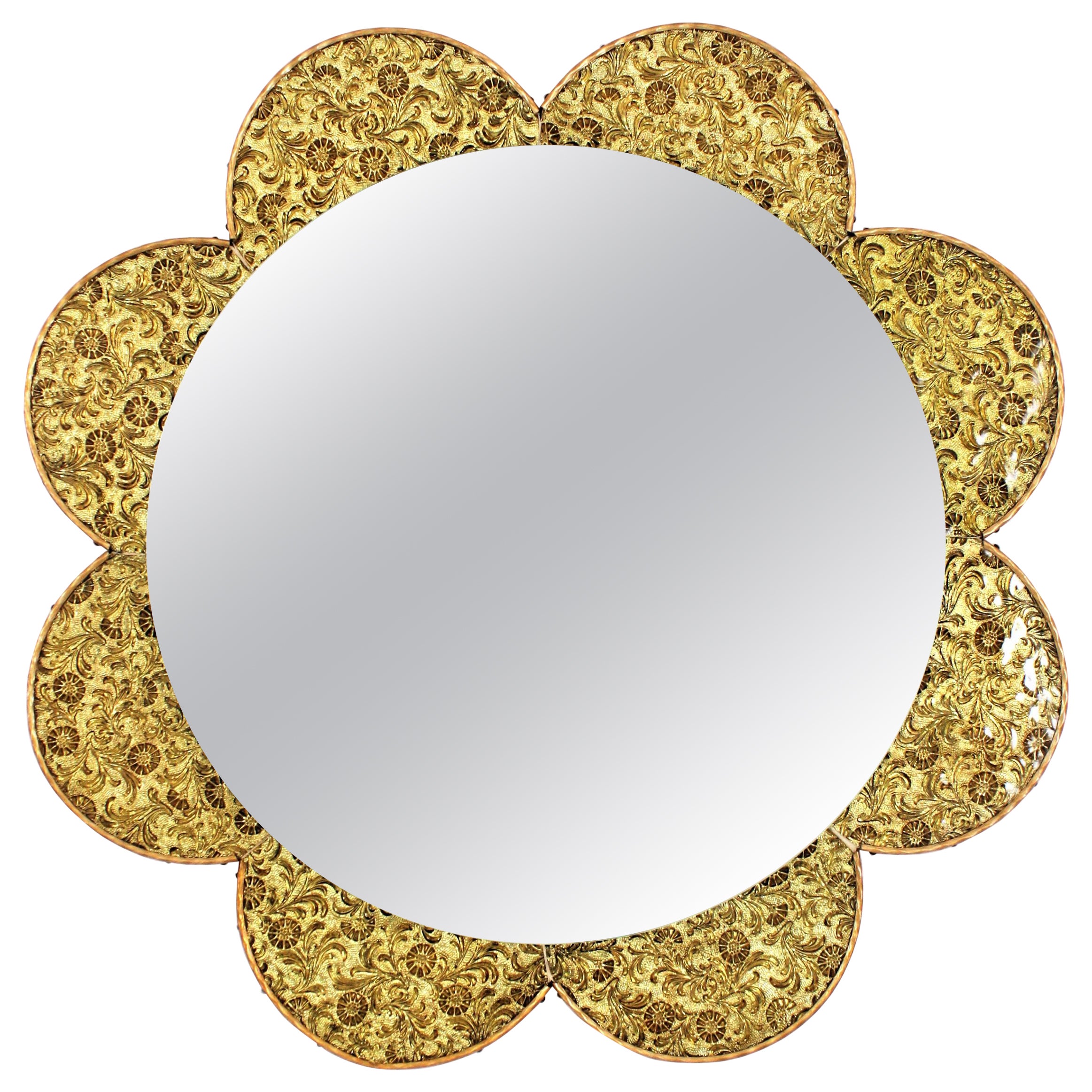 Miroir en forme de fleur avec cadre mosaïque avec pétales de verre doré, Espagne 1960 en vente
