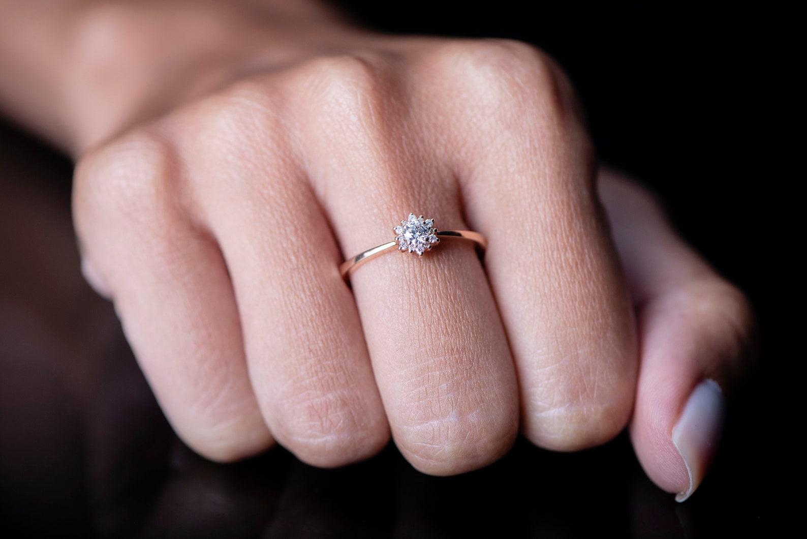 Flower Shaped Moissanite Engagement Ring 925 Sterling Silver Aniversary Gift. For Sale 3