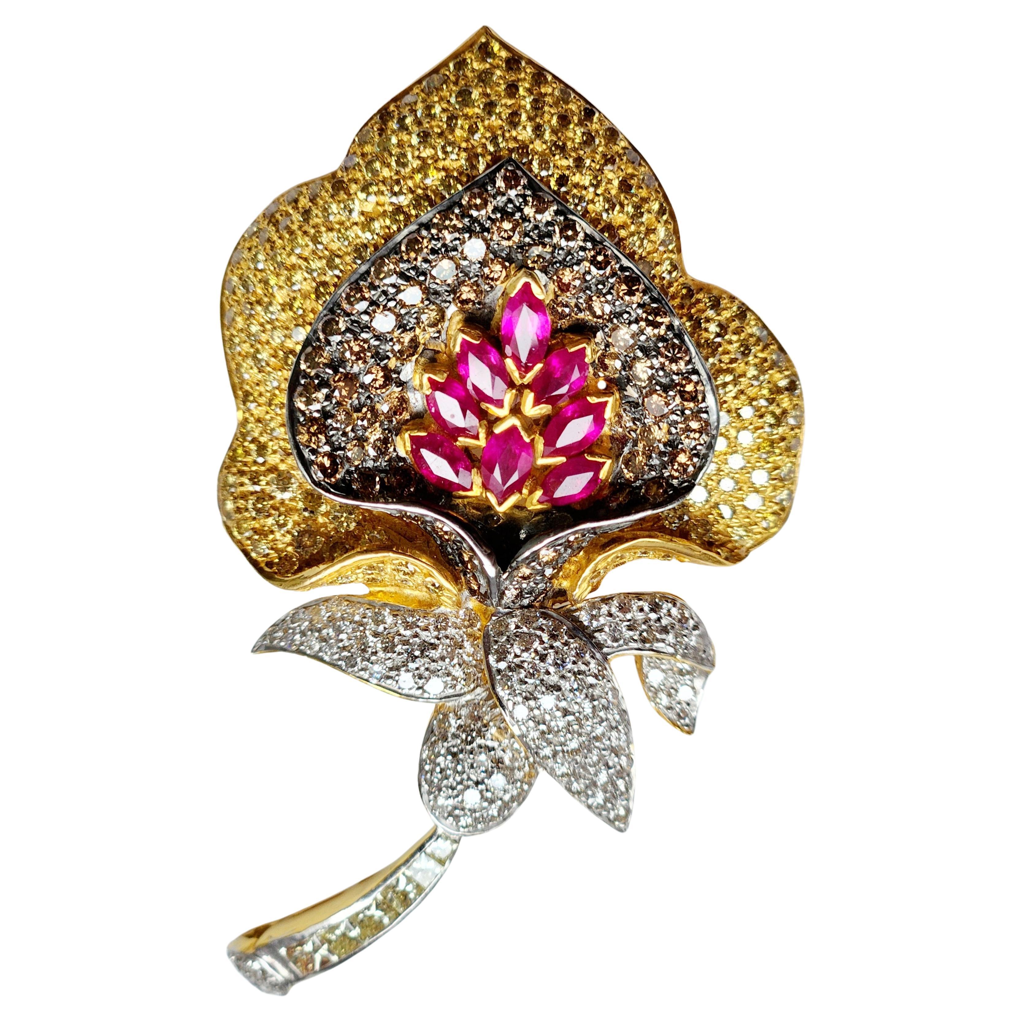 Pendentif broche en forme de fleur en diamants multicolores et rubis en vente