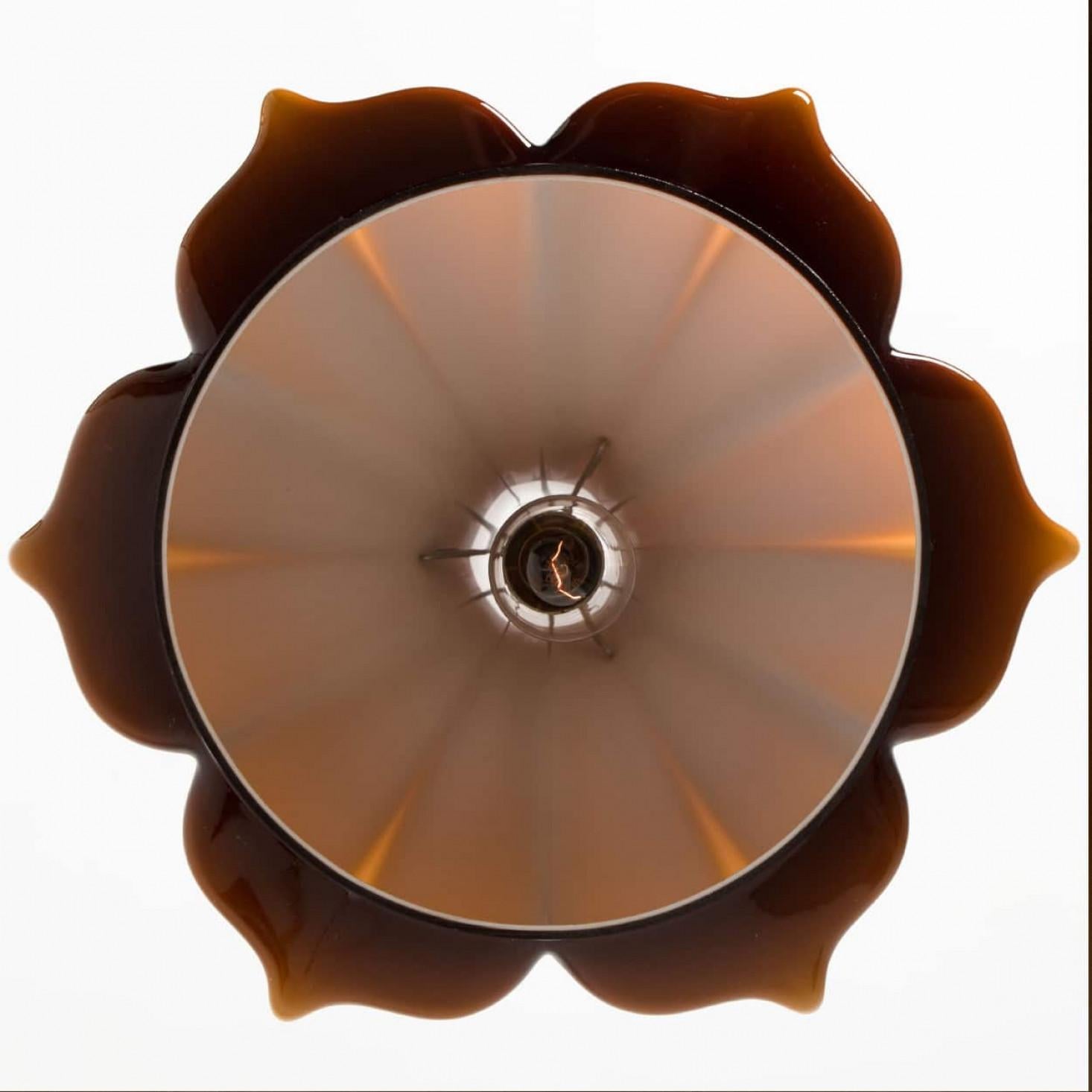 Blumenförmige undurchsichtige braune Glasarmaturen, Europa 1970 (Space Age) im Angebot