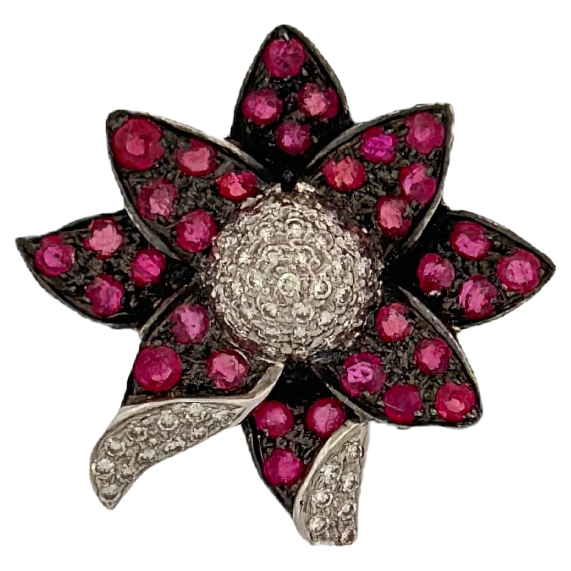 Pendentif en forme de fleur en rubis rouge et diamant blanc