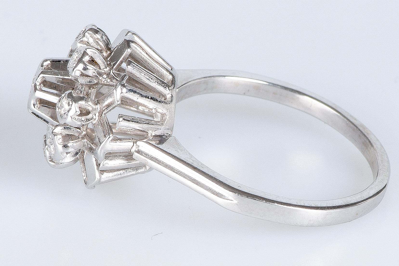 Flower-shaped ring in 18-carat For Sale 5