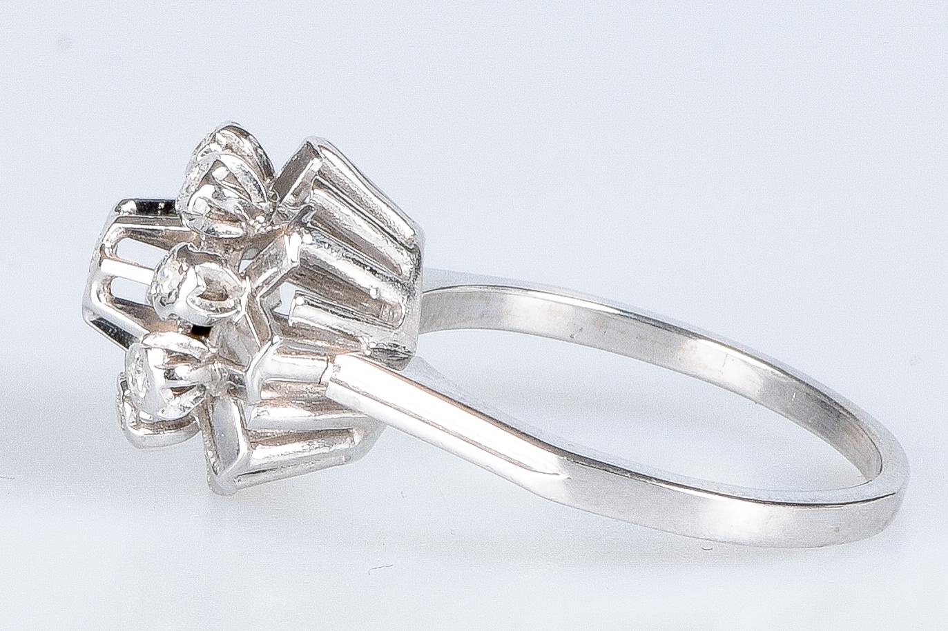 Flower-shaped ring in 18-carat For Sale 6
