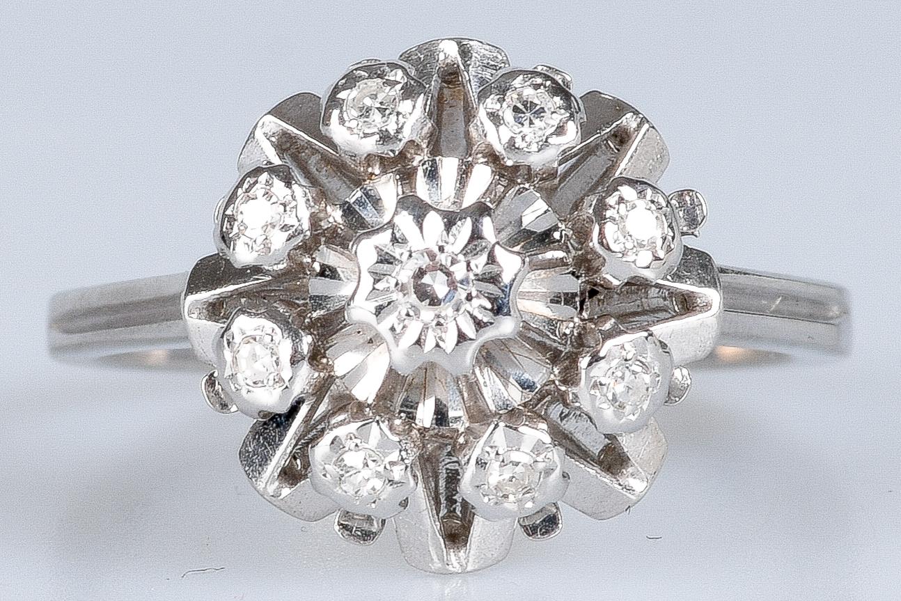 Round Cut Flower-shaped ring in 18-carat For Sale