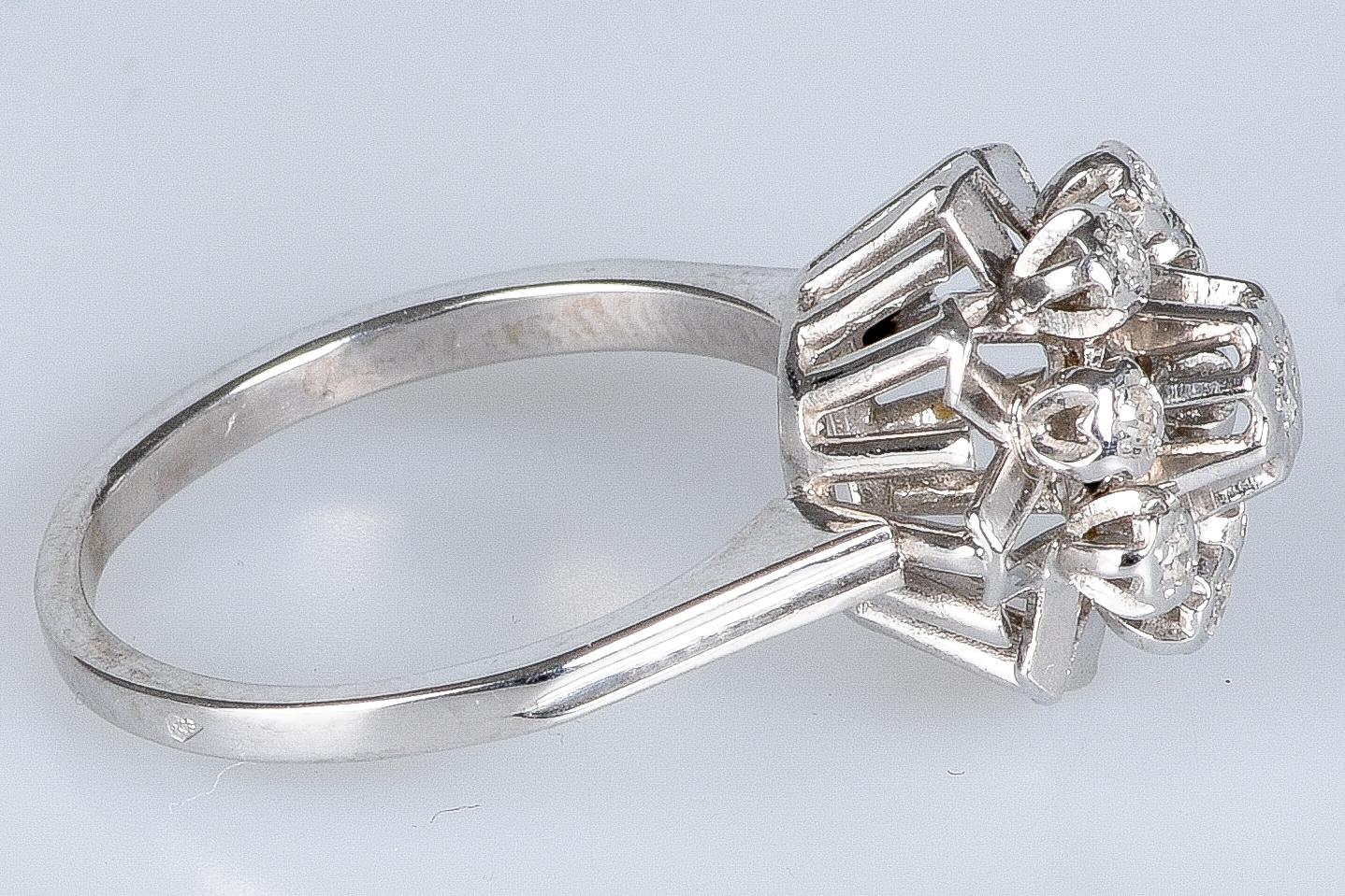 Flower-shaped ring in 18-carat In Excellent Condition For Sale In Monte-Carlo, MC