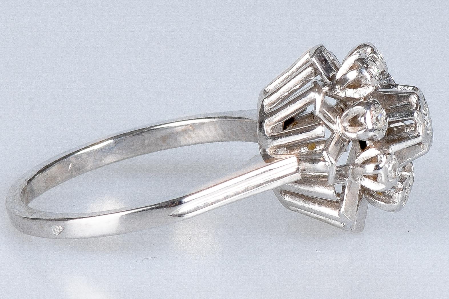 Women's Flower-shaped ring in 18-carat For Sale
