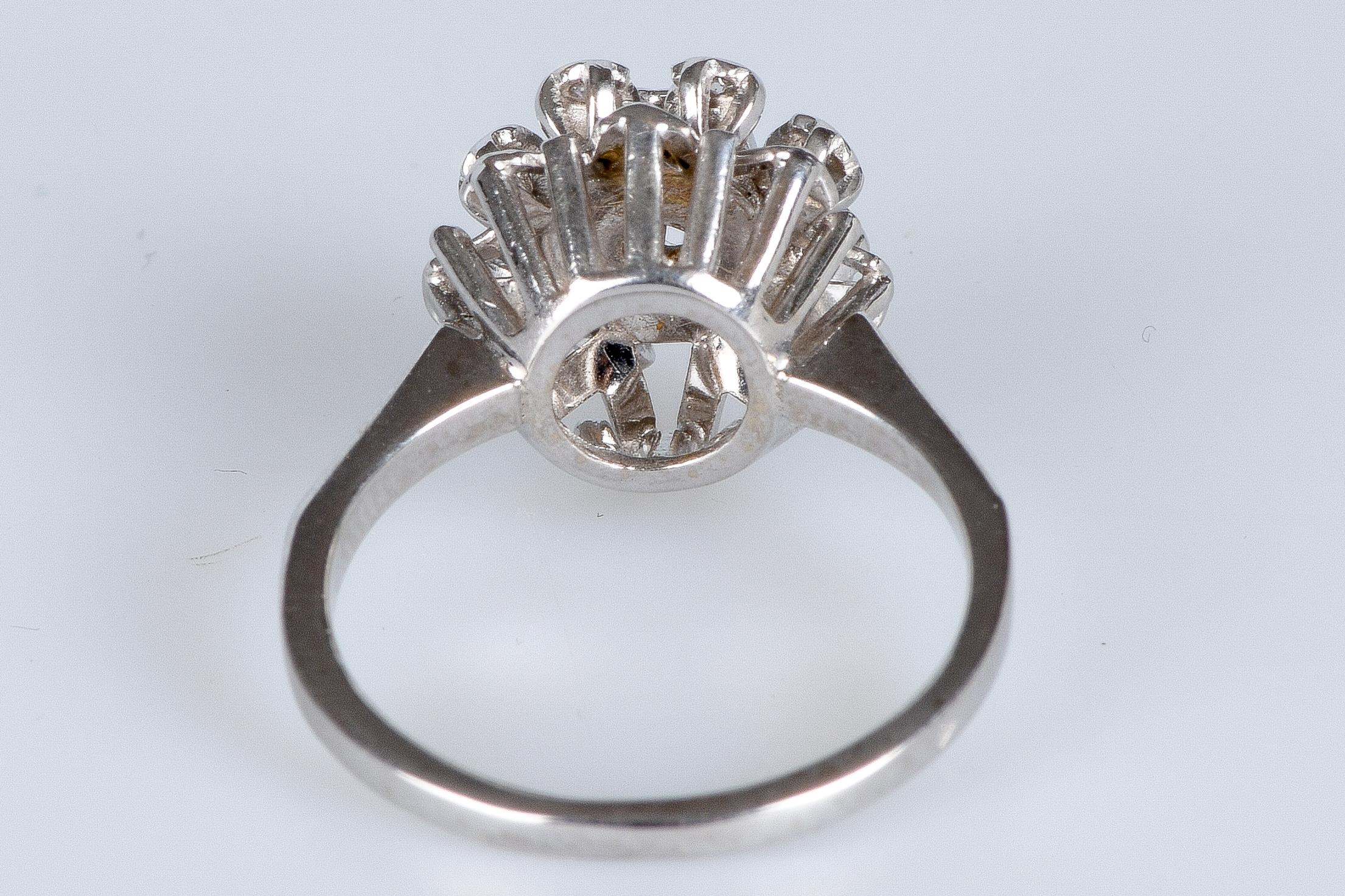 Flower-shaped ring in 18-carat For Sale 1