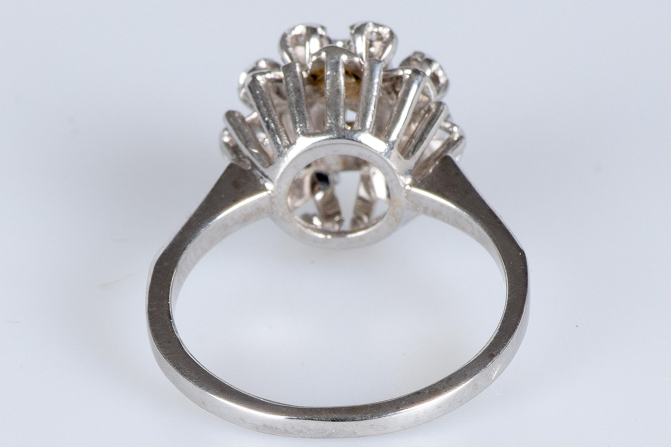 Flower-shaped ring in 18-carat For Sale 2