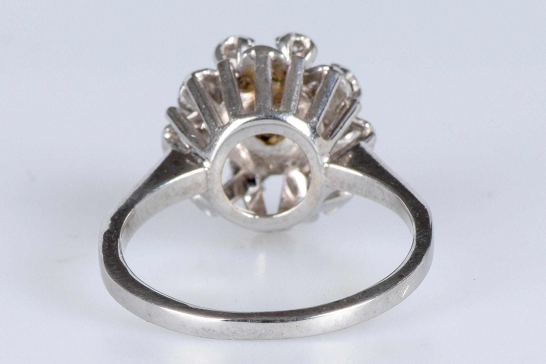 Flower-shaped ring in 18-carat For Sale 3