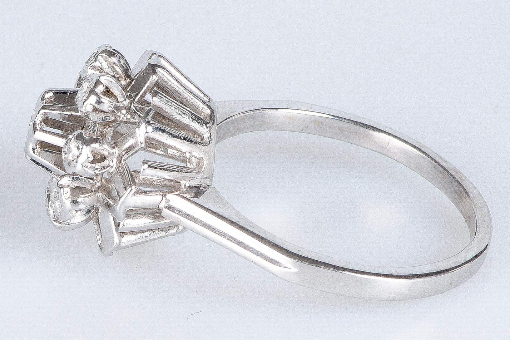 Flower-shaped ring in 18-carat For Sale 4