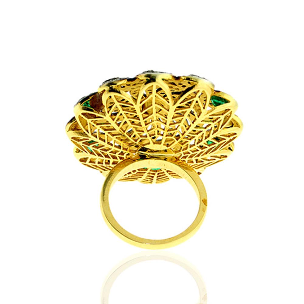Modern Flower Shaped Round Ring in 18k Gold with Diamonds & Emerald Stones For Sale