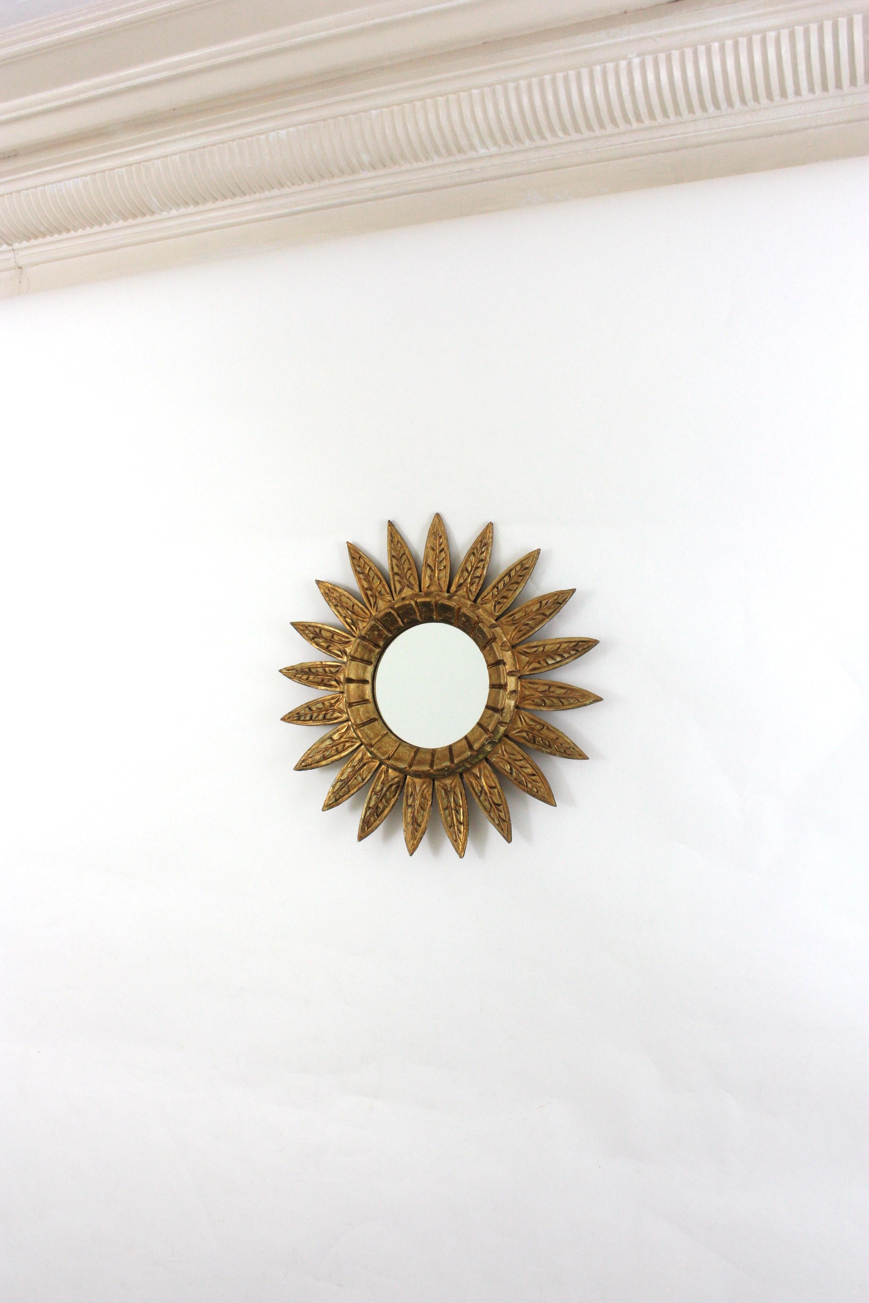 Espejo en forma de flor / Espejo Sunburst en madera dorada, años 50 en venta 3