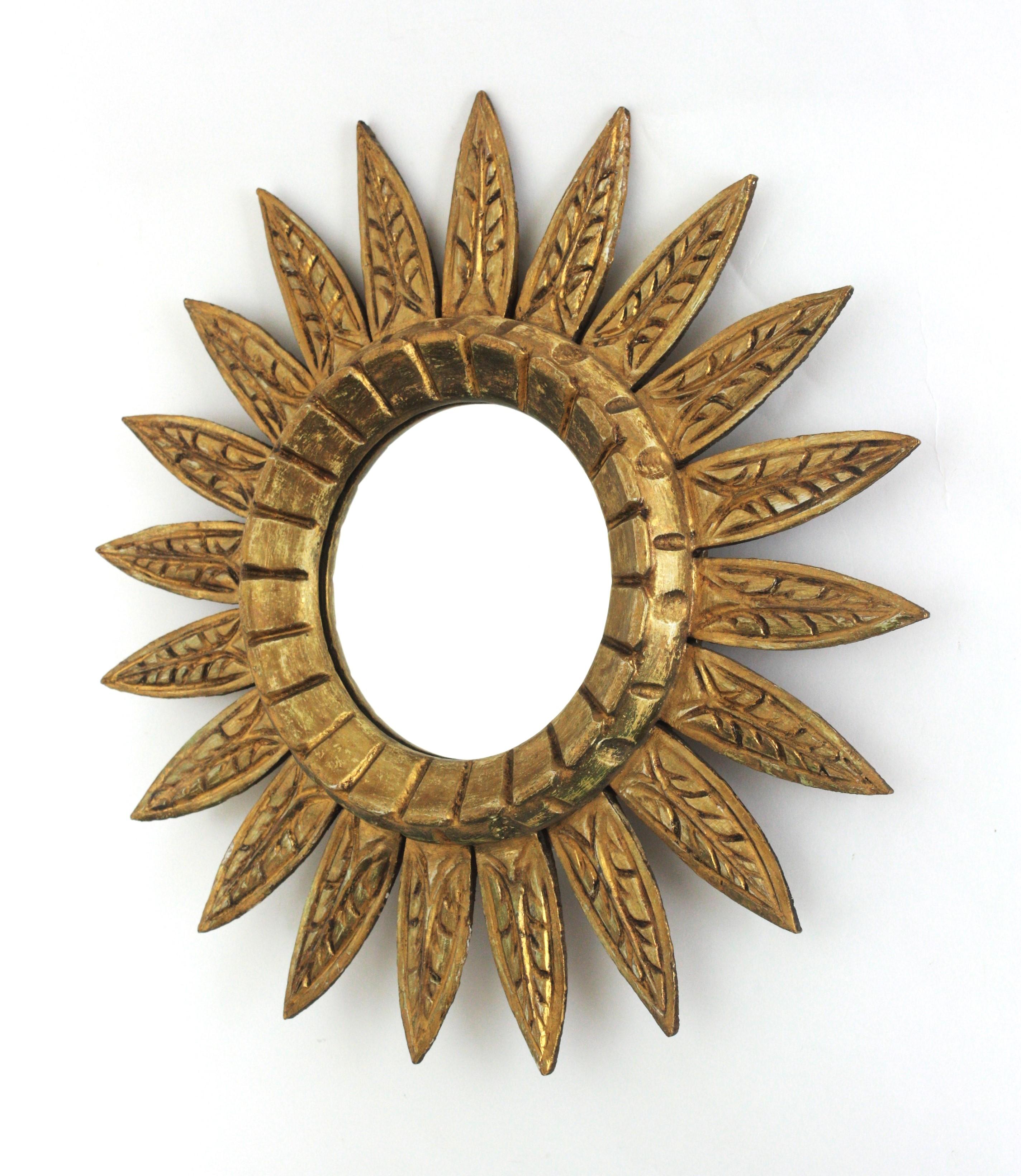 Espejo en forma de flor / Espejo Sunburst en madera dorada, años 50 en venta 5