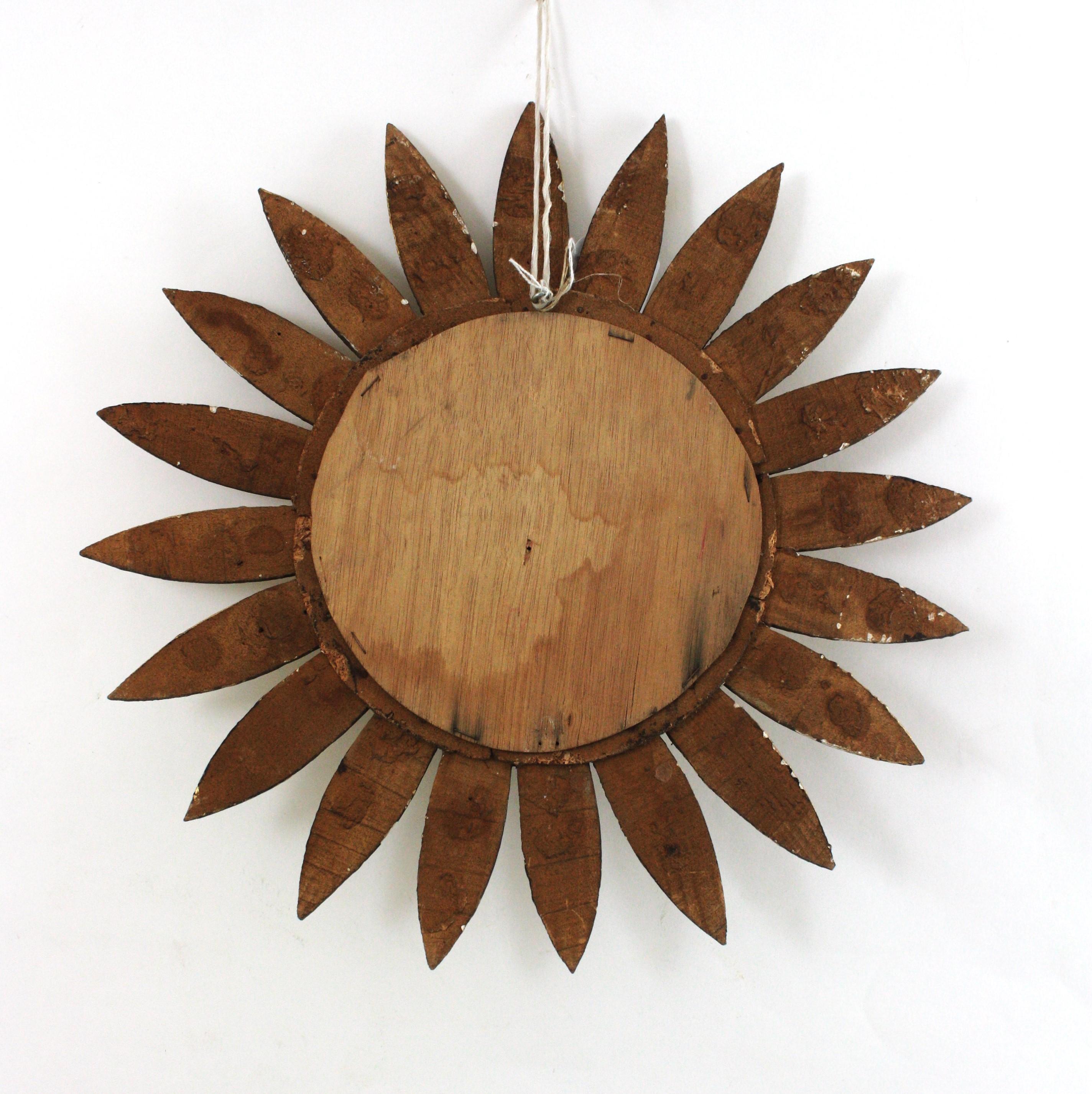 Espejo en forma de flor / Espejo Sunburst en madera dorada, años 50 en venta 6