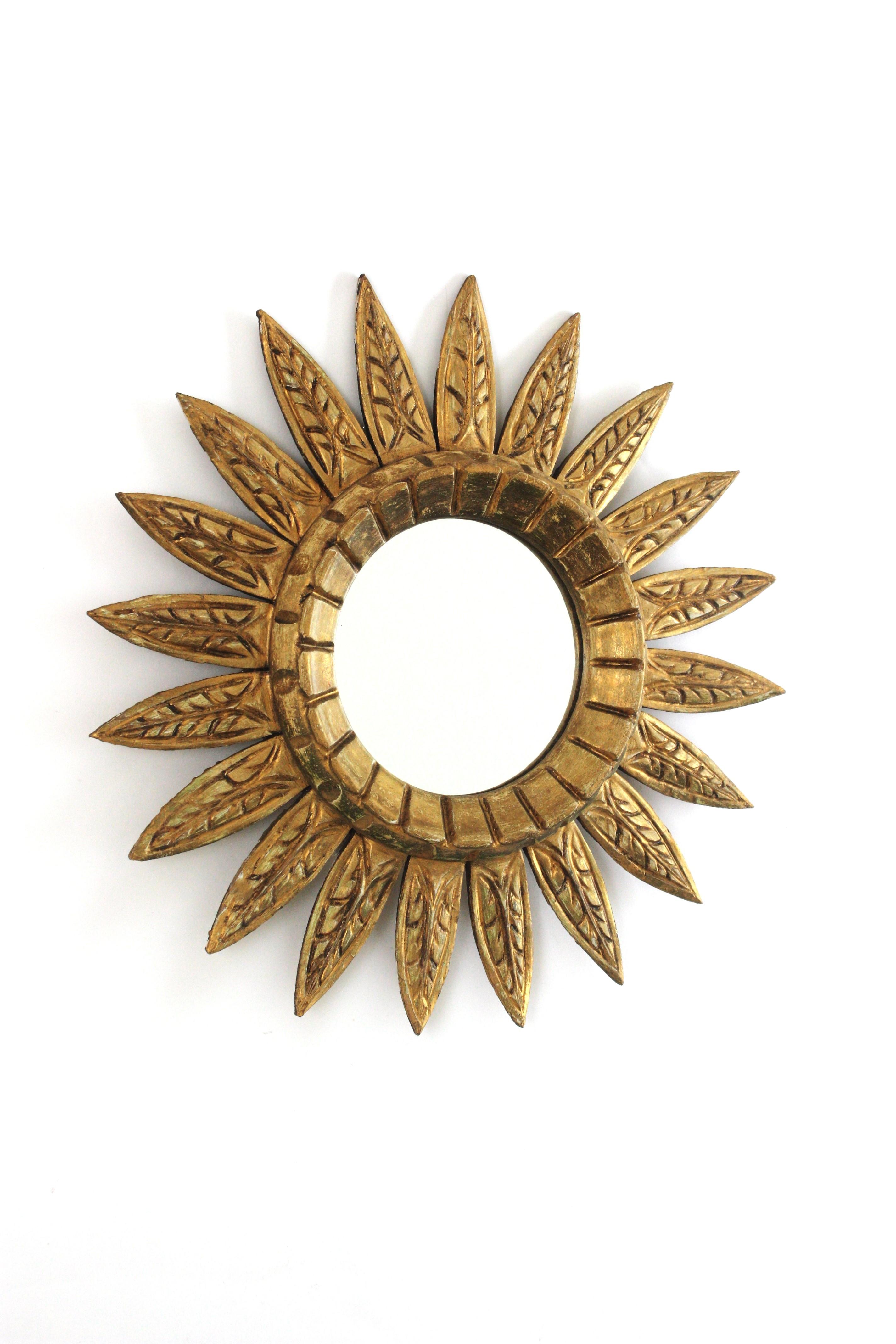 Espejo en forma de flor / Espejo Sunburst en madera dorada, años 50 Moderno de mediados de siglo en venta