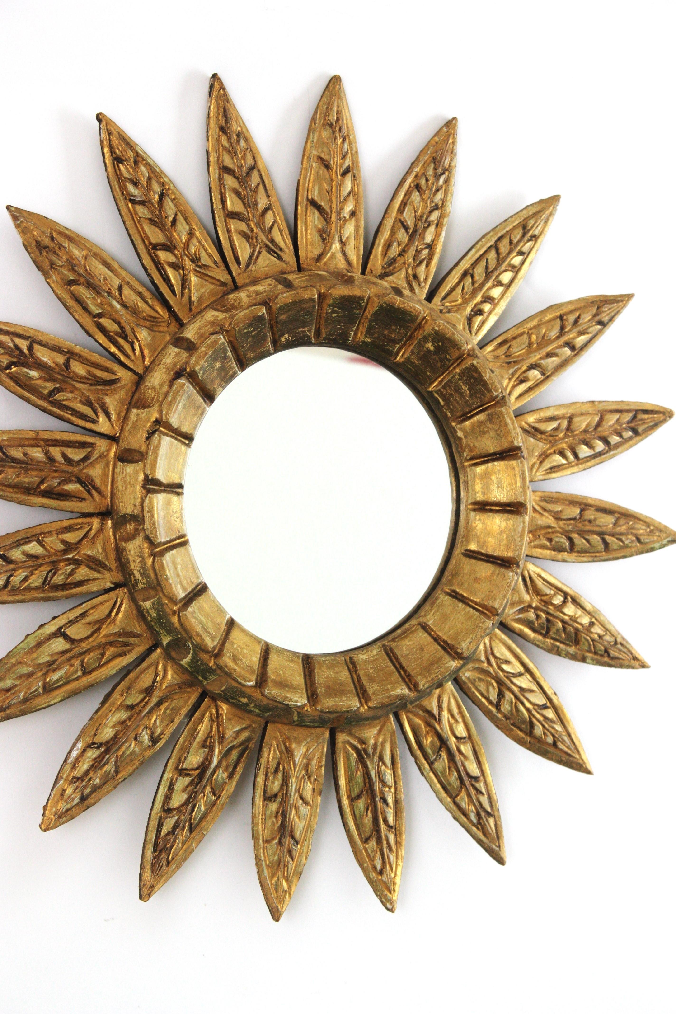 Espejo en forma de flor / Espejo Sunburst en madera dorada, años 50 Español en venta