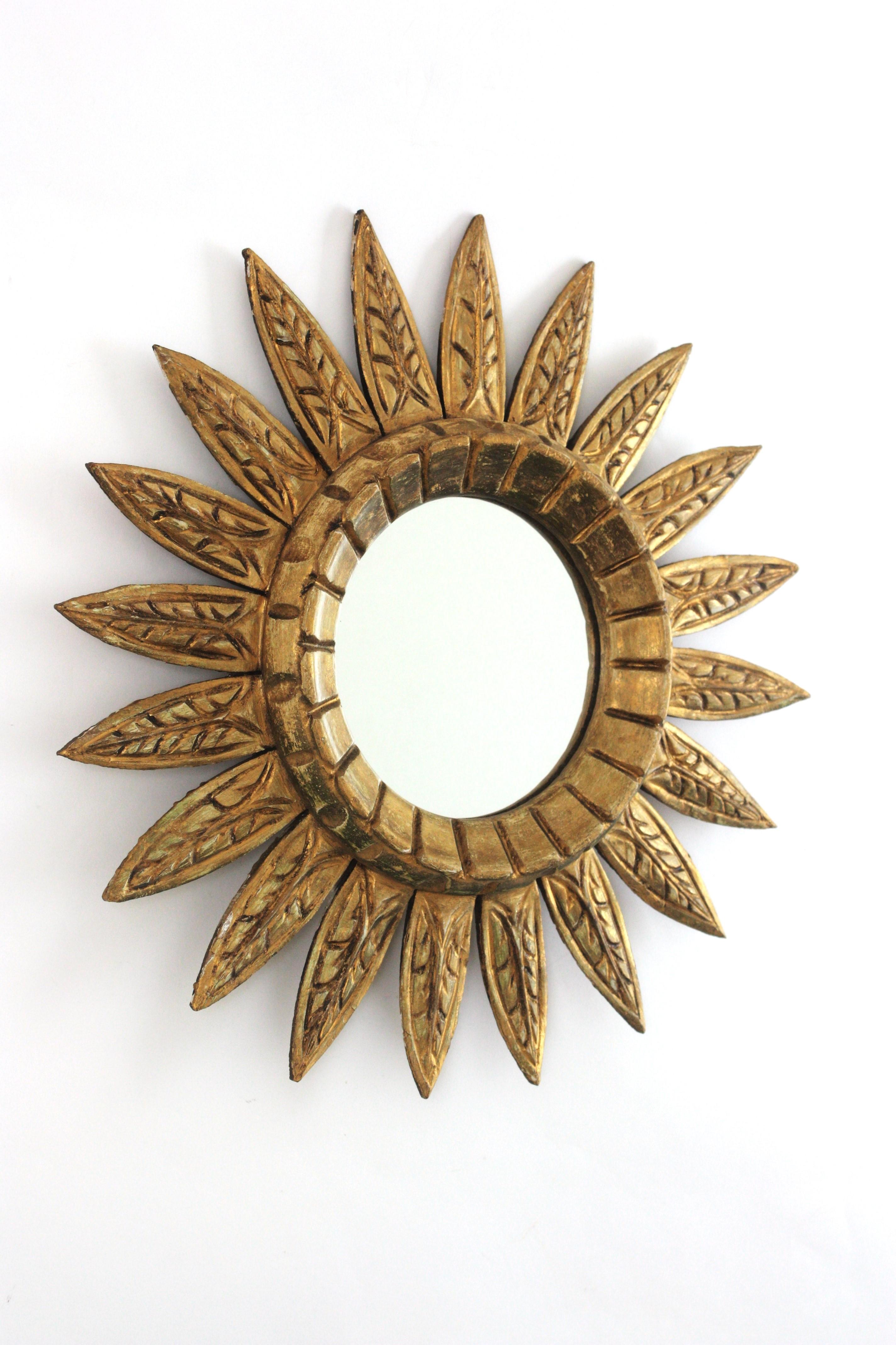 Espejo en forma de flor / Espejo Sunburst en madera dorada, años 50 Tallado en venta