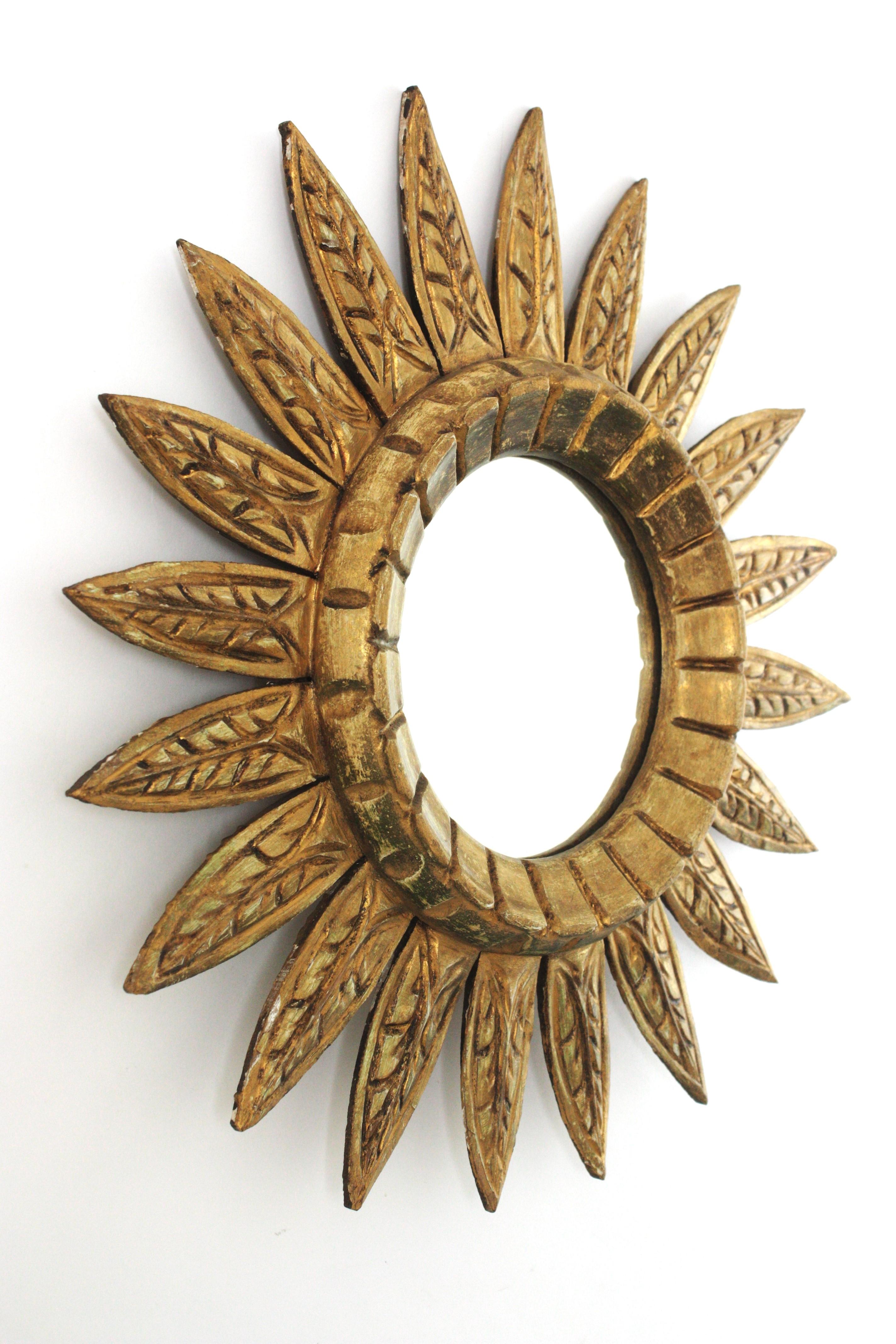 Espejo en forma de flor / Espejo Sunburst en madera dorada, años 50 en Bueno estado para la venta en Barcelona, ES