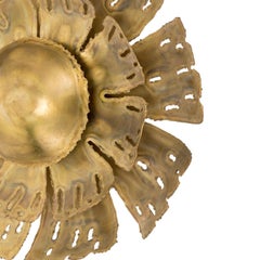 Flower-shaped wall lamp with brass structure.