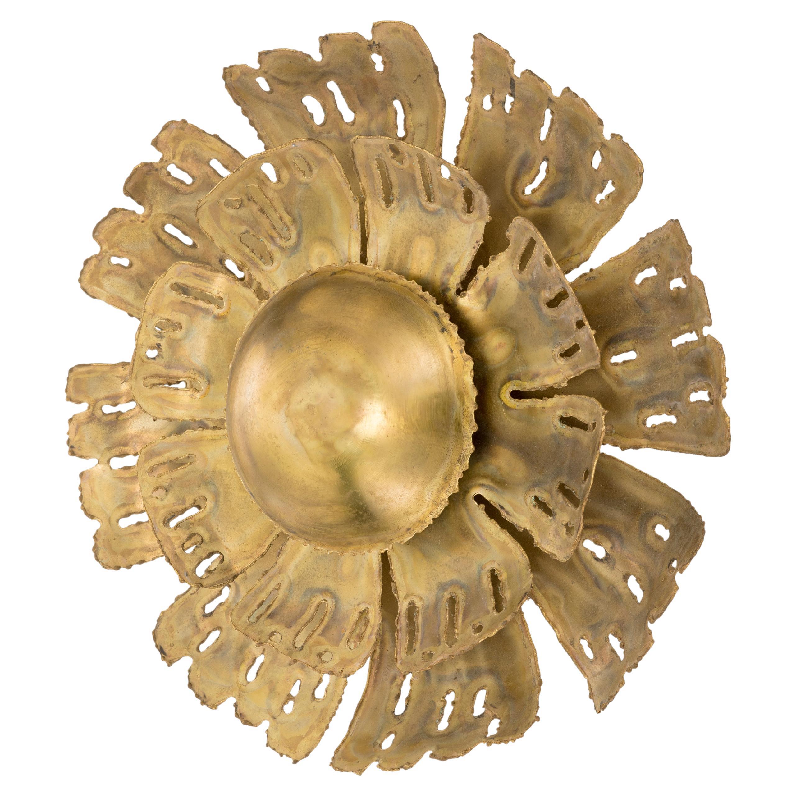 Flower-shaped wall lamp with brass structure. For Sale