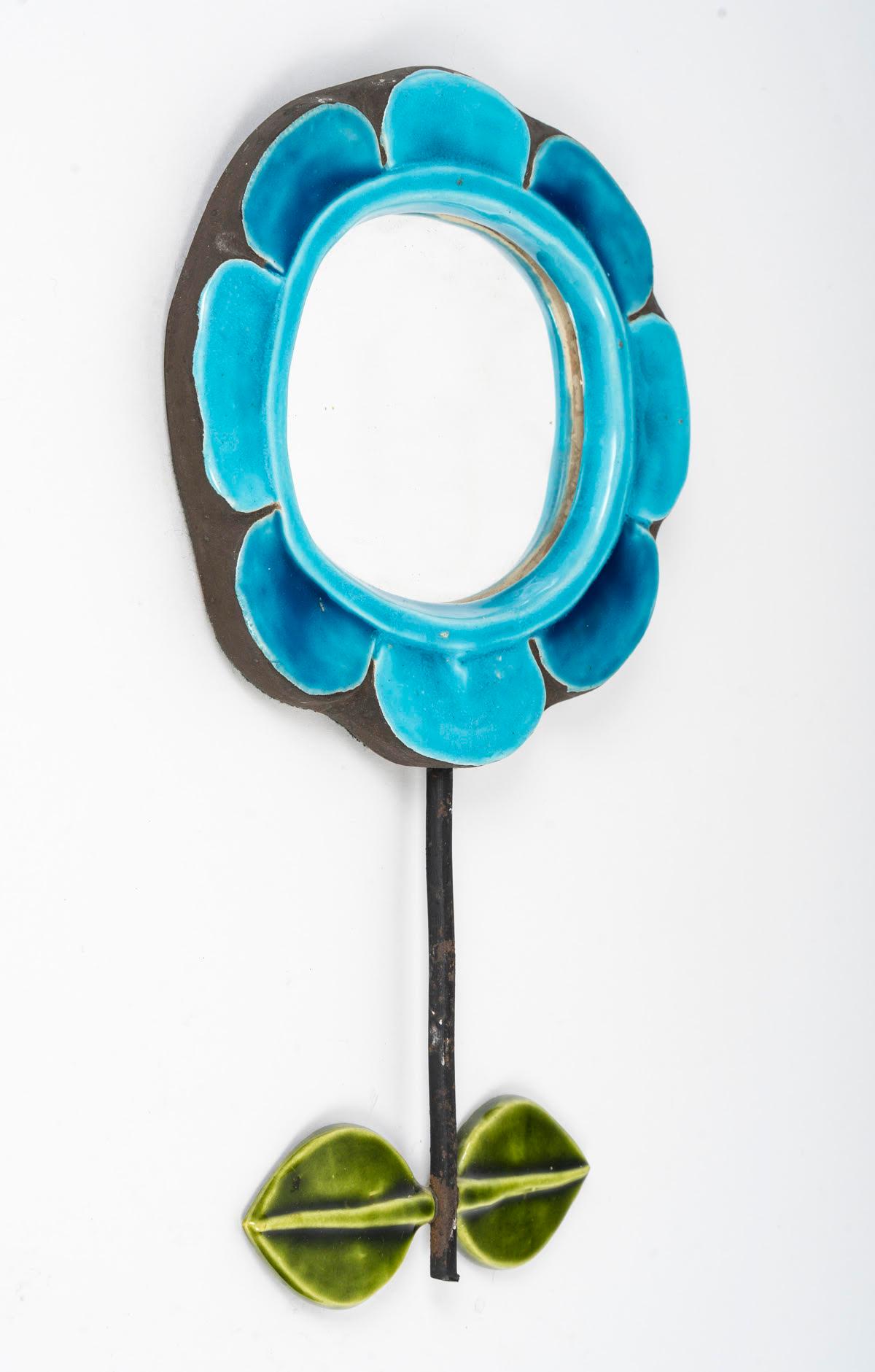 Flower-shaped wall mirror by Mithé Espelt (1923-2020), circa 1970, ceramic.

Wall mirror, 1970s design by Mithé Espelt in the shape of a ceramic flower.
H: 28.5cm, W: 17cm, D: 1.5cm