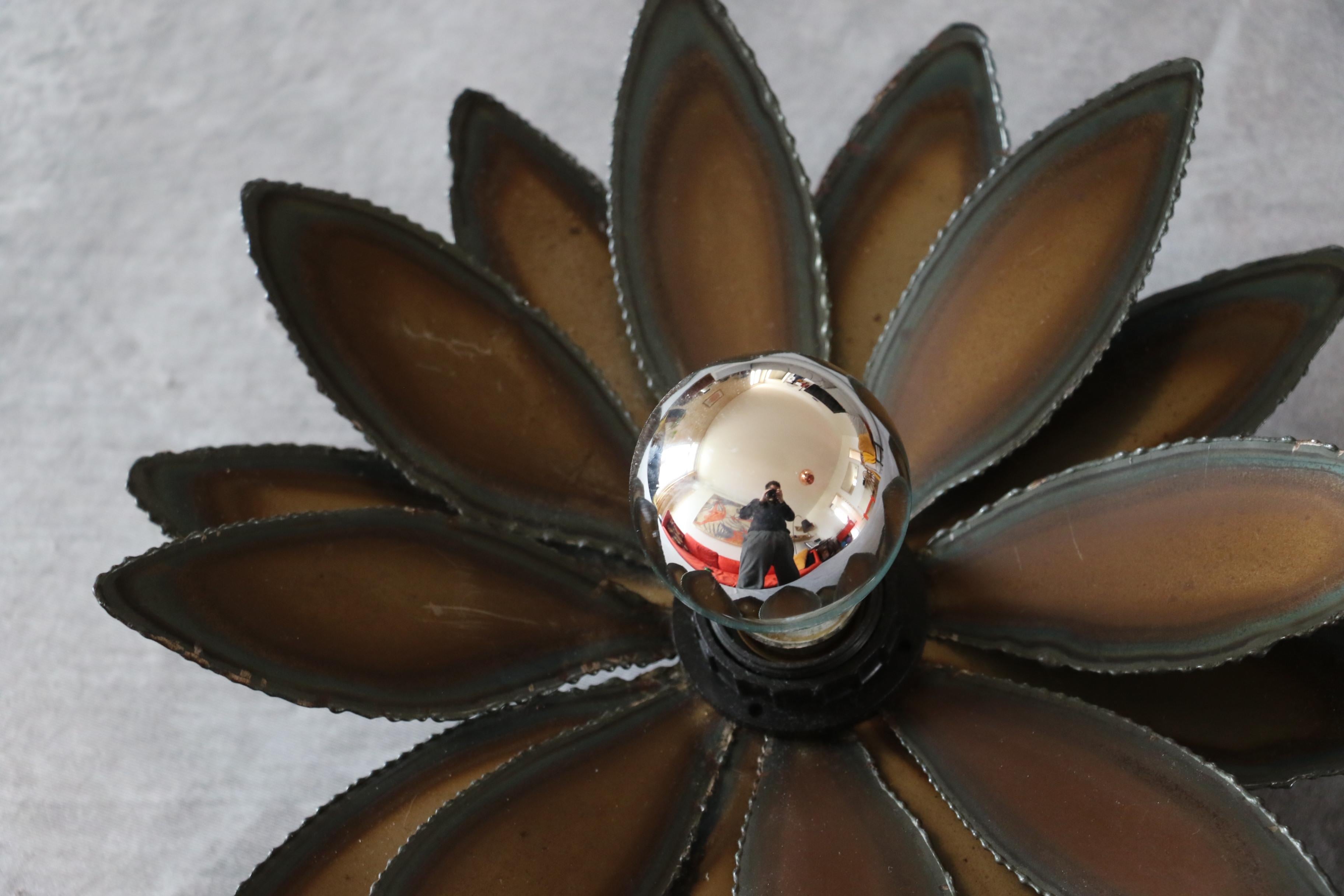 Lámpara de pared en forma de flor de Christian Techoueyres, años 70

Elegante aplique en forma de flor de Christian Techoueyres, de los años setenta. Esta sofisticada pieza presenta pétalos de metal meticulosamente elaborados con un rico acabado