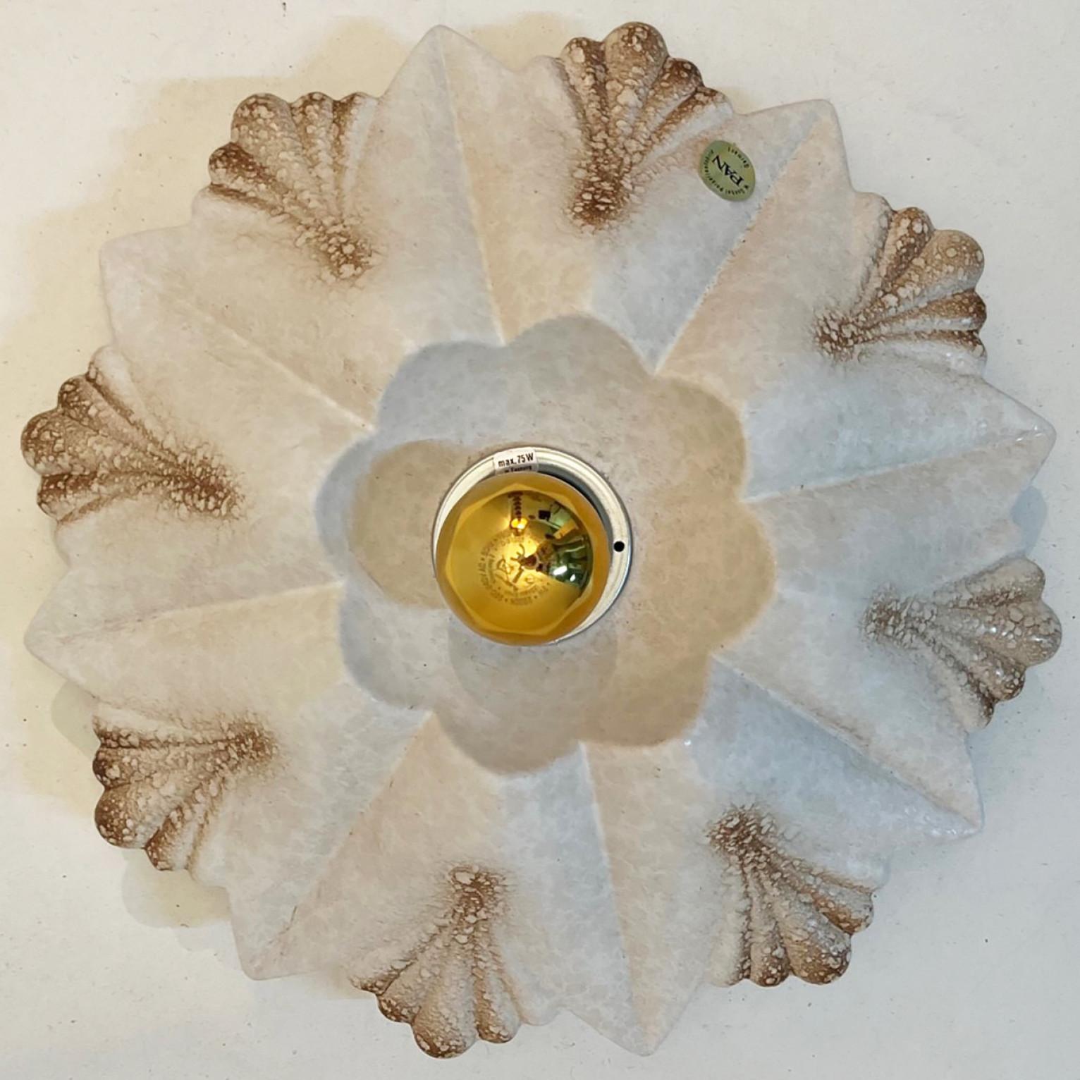 Weiße Blumenschalen-Wandleuchte aus Sandkeramik von Hustadt Keramik, Deutschland, 1970 im Angebot 1
