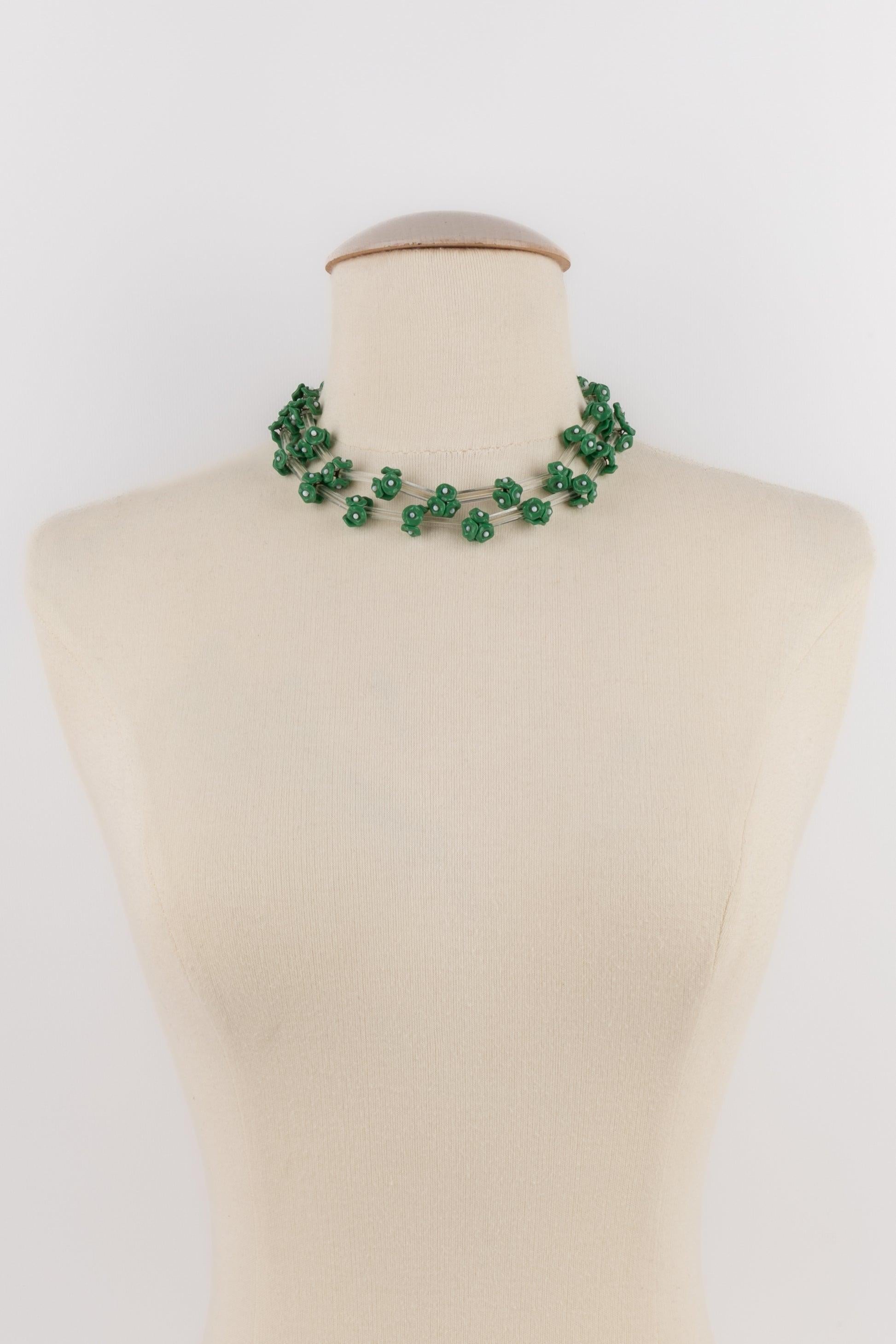 (Made in France) Collana corta a due file composta da perle di vetro tubolari e perle a fiore verdi. Gioielli non firmati degli anni '60.

Informazioni aggiuntive:
Condizioni: Ottime condizioni
Dimensioni: Lunghezza: 39 cm

Riferimento del