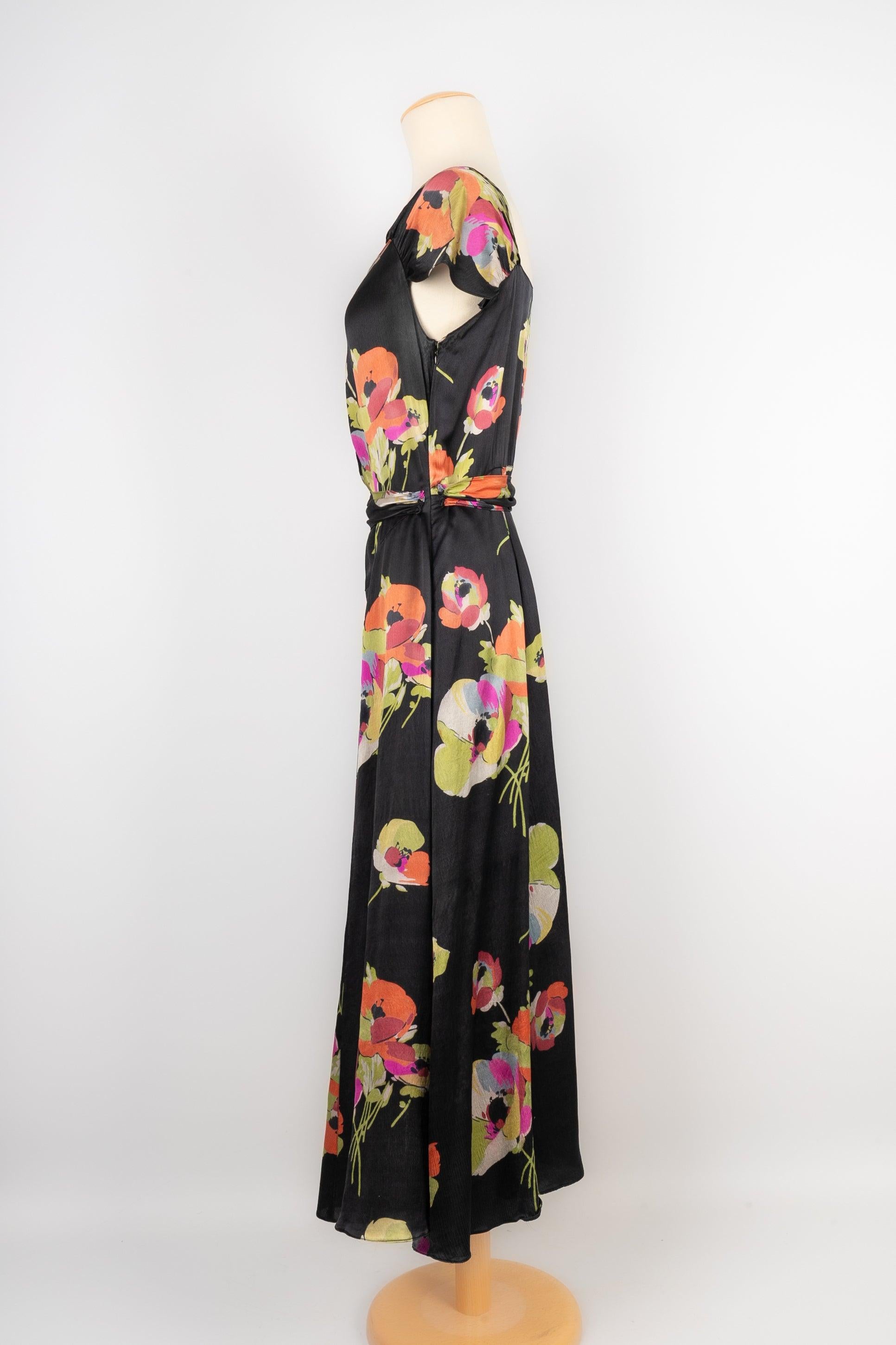 Silk dress printed with flowers, from the 1940s. Missing size and composition labels, it fits a 38FR.

Additional information:
Condition: Very good condition
Dimensions: Chest: 43 cm - Waist: 40 cm - Length: 130 cm
Period: 20th Century

Seller