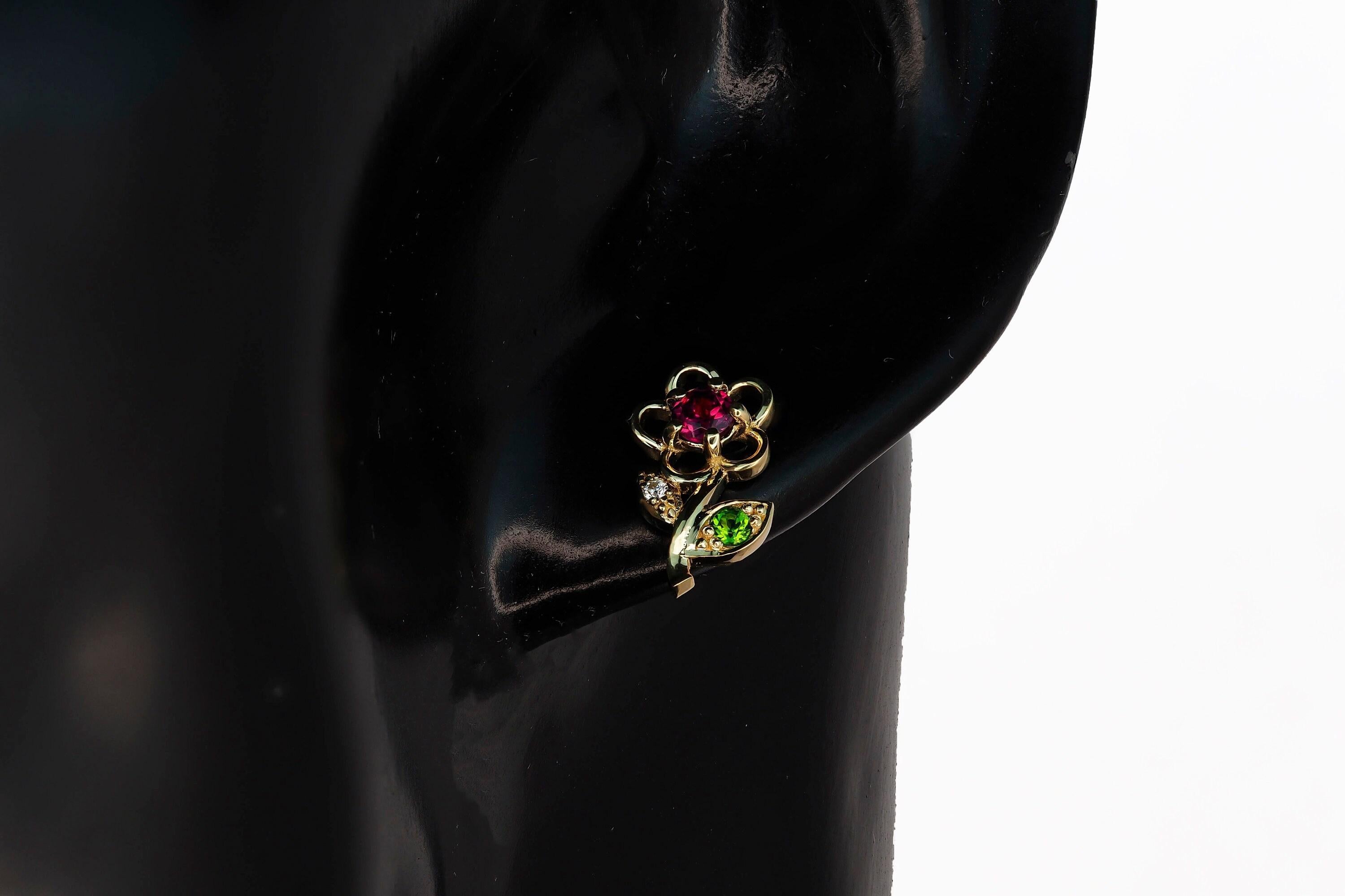 Round Cut Flower stud earrings For Sale