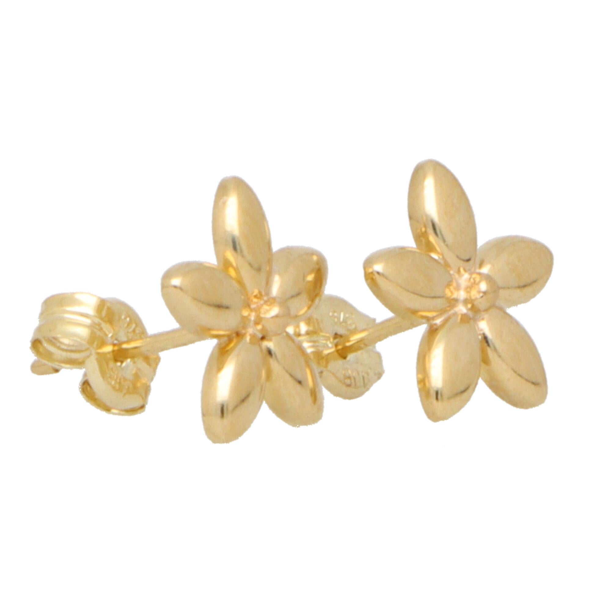 Ein elegantes Paar Blumen-Ohrstecker aus 9 Karat Gelbgold.

Jeder Ohrring besteht aus einer fünfblättrigen Blüte und ist mit einem massiven Goldstift und einem Schmetterlingsverschluss an der Rückseite befestigt.

Aufgrund des Designs und der Größe