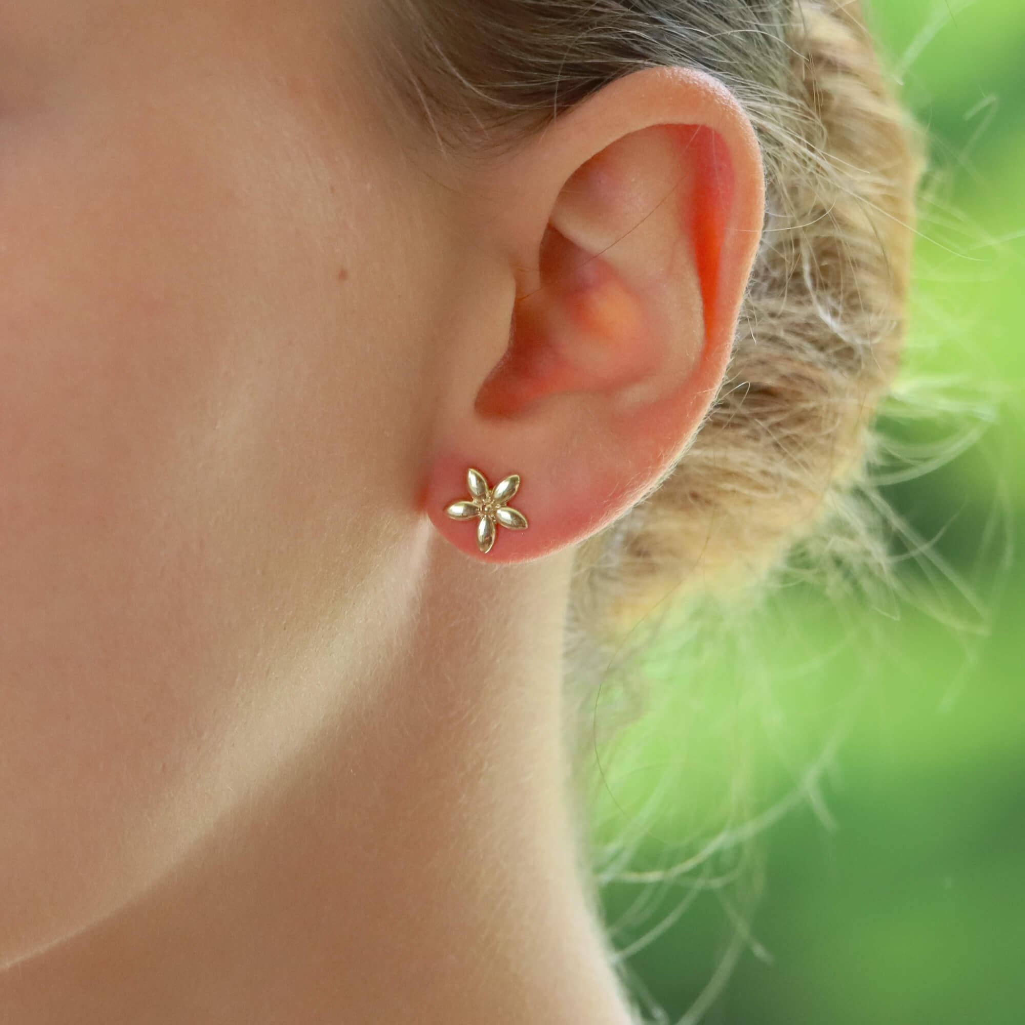 Modern Flower Stud Earrings Set in 9k Yellow Gold For Sale