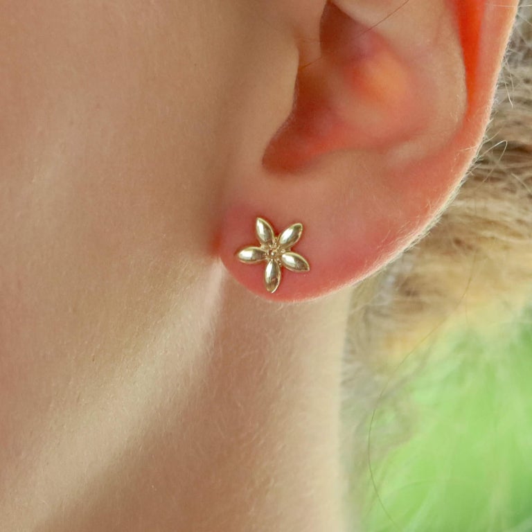 Flower Stud Earrings Set in 9k Yellow Gold For Sale at 1stDibs