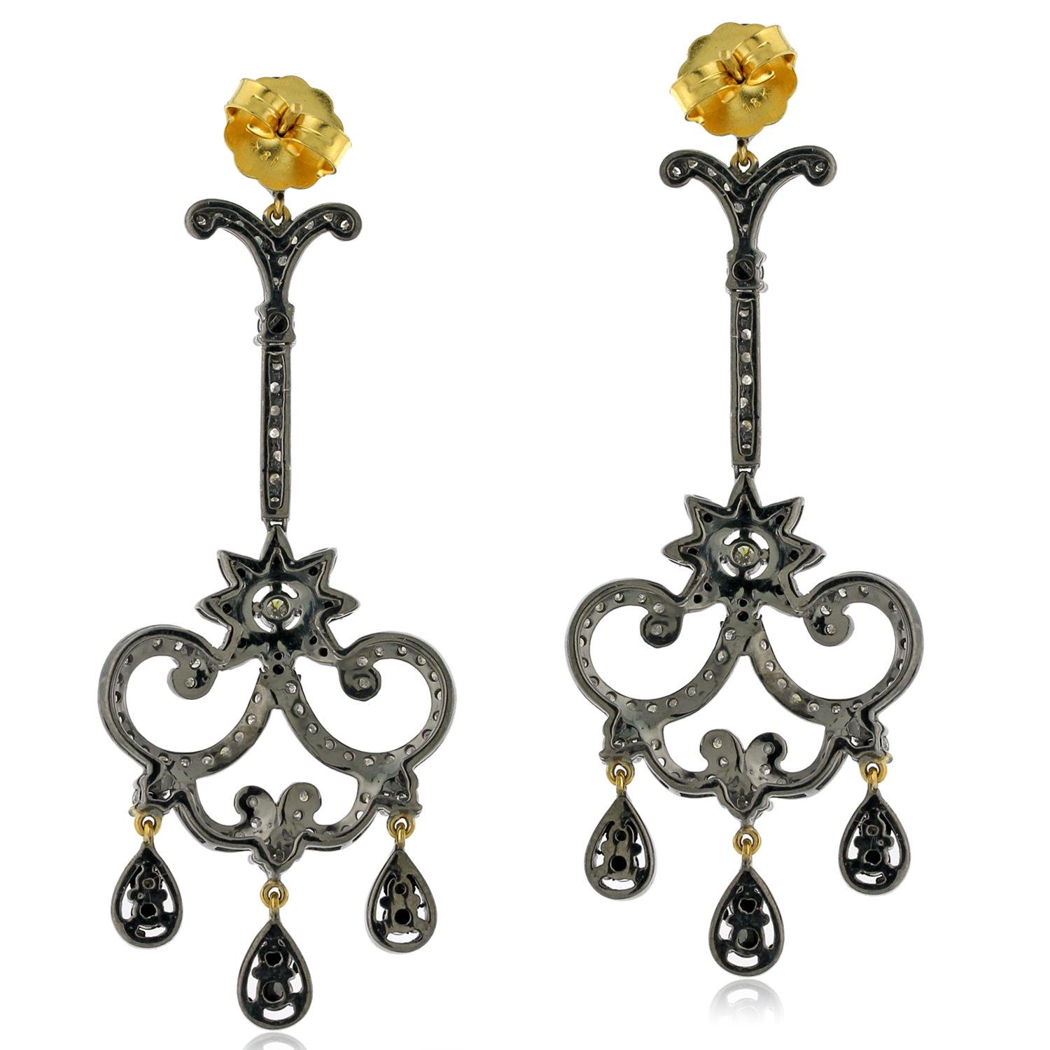 This stunning flower-style earring is made with 18k gold and silver and features a pave set of diamonds. The earring is expertly crafted to showcase the beauty of the diamonds and the intricate design of the flower. The combination of 18k gold and