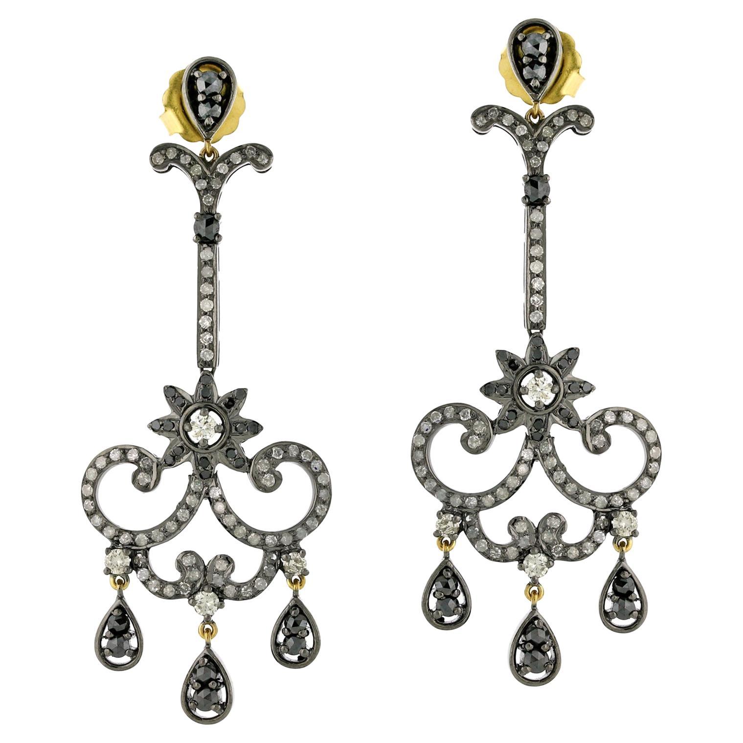 Boucle d'oreille en forme de fleur avec pavage de diamants en or et argent 18k