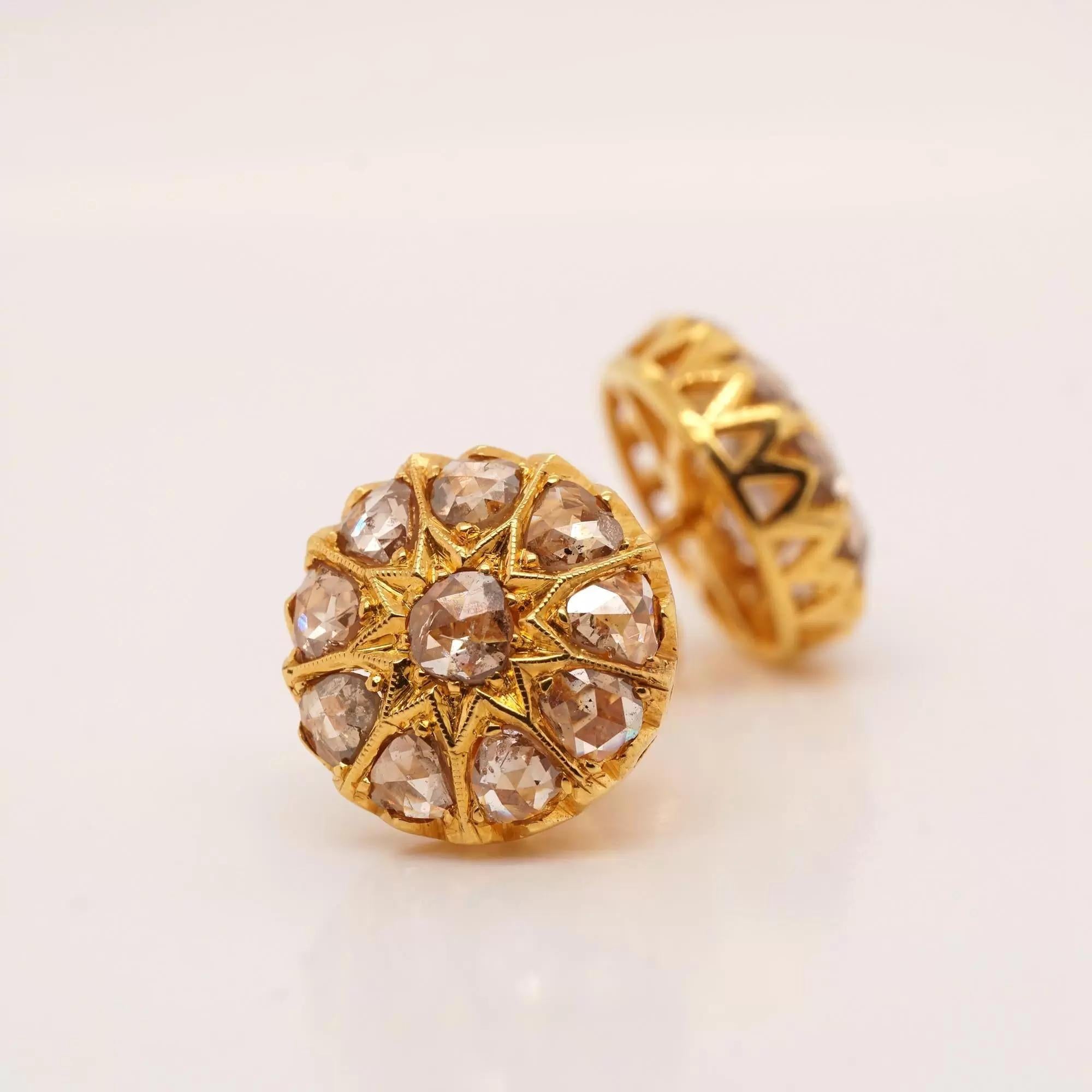 Die Flower Style Rose Cut 9ky Gold Earrings werden mit runden Diamanten im Rosenschliff hergestellt, die auf einer Seite sehr flache Facetten haben, um sie in Vintage-Schmuckstücken zu verwenden, im Gegensatz zur industriellen Verwendung. Dieser