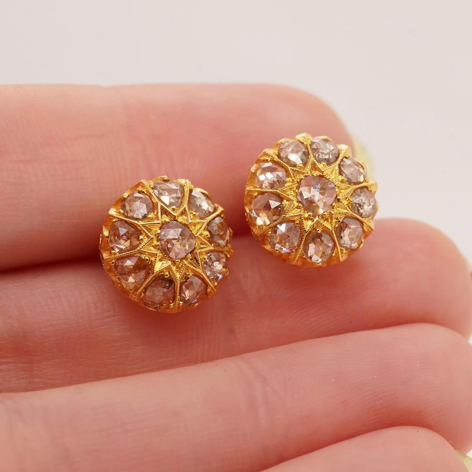 Flower Style Rose Cut 9ky Gold Earrings In New Condition For Sale In Bangkok, TH