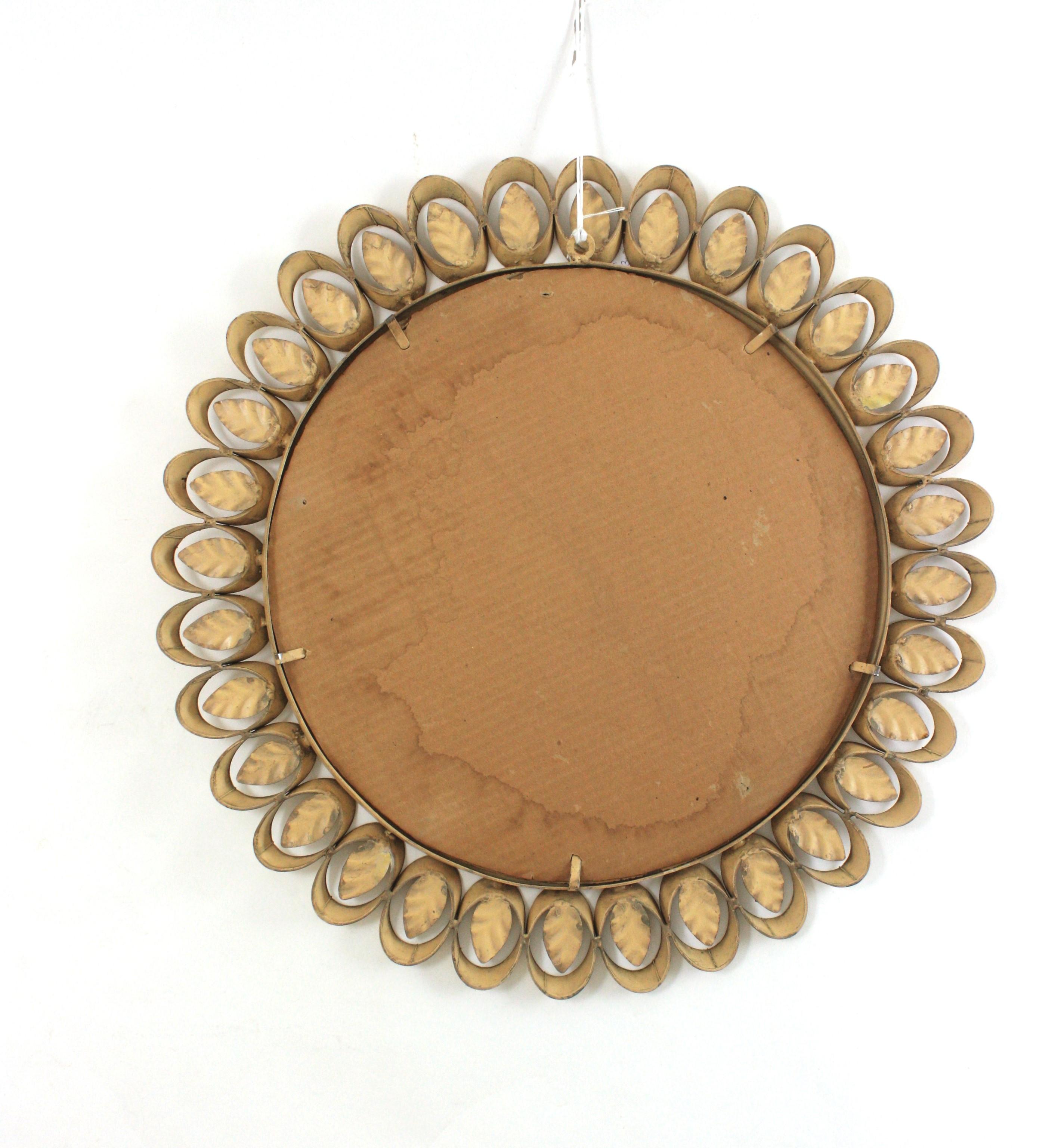 Espejo Flor Sunburst de Hierro Dorado con Detalles Beige, España Años 50 en venta 8