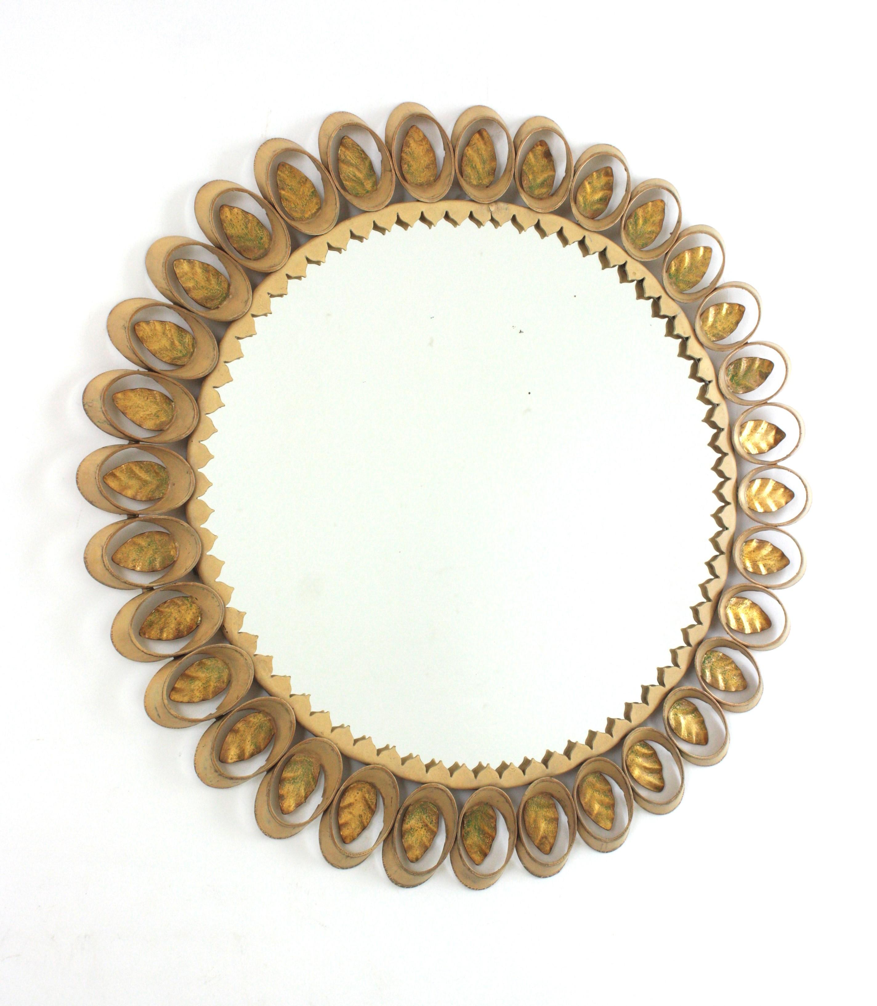 Espejo de pared moderno de mediados de siglo con flor de sol en dos tonos y marco de hierro beige y dorado. 
España, años 50
Este espejo de pared presenta un marco de pétalos de metal lacado en beige rodeado de pequeñas hojas de hierro dorado. Borde