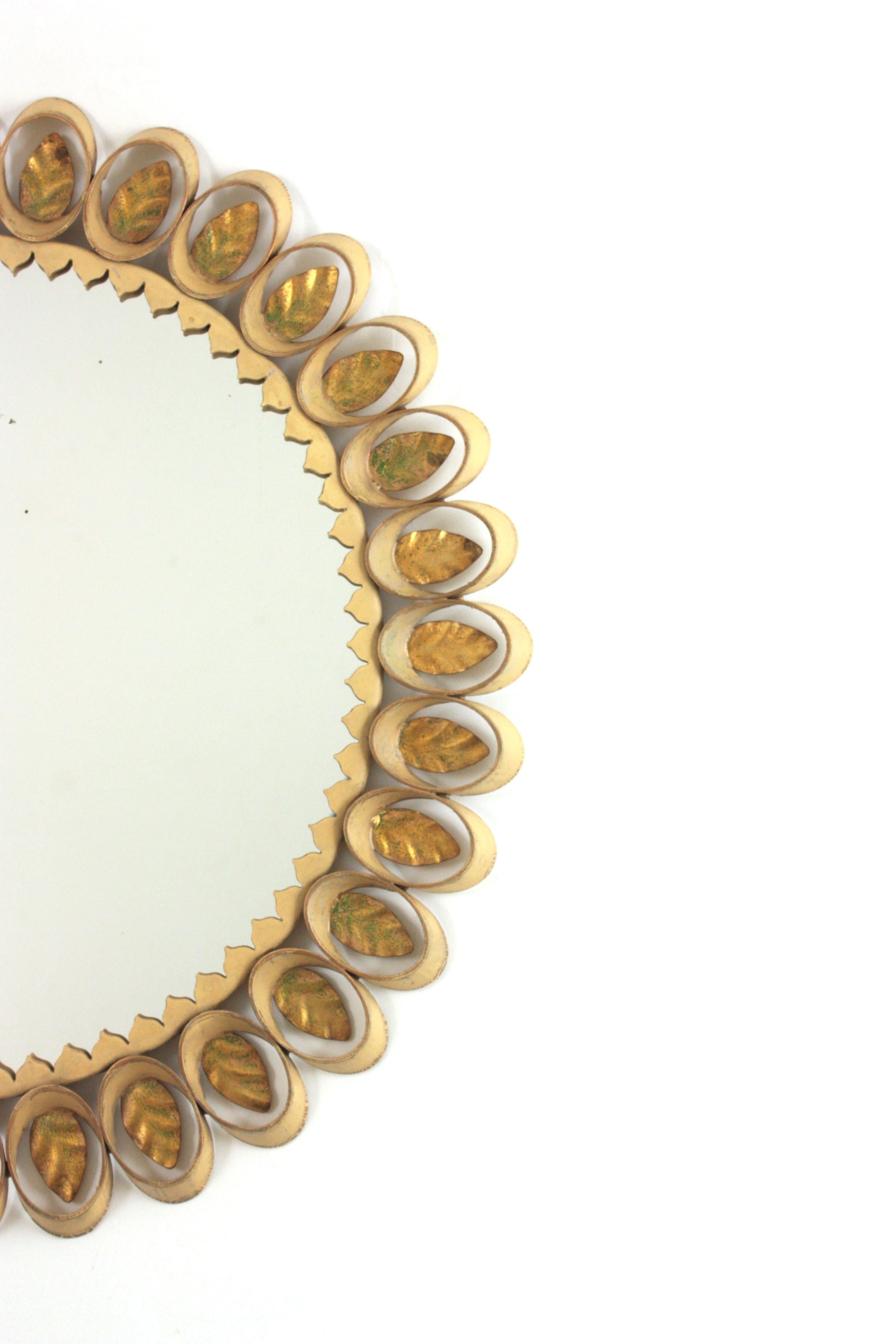 Espejo Flor Sunburst de Hierro Dorado con Detalles Beige, España Años 50 en venta 2
