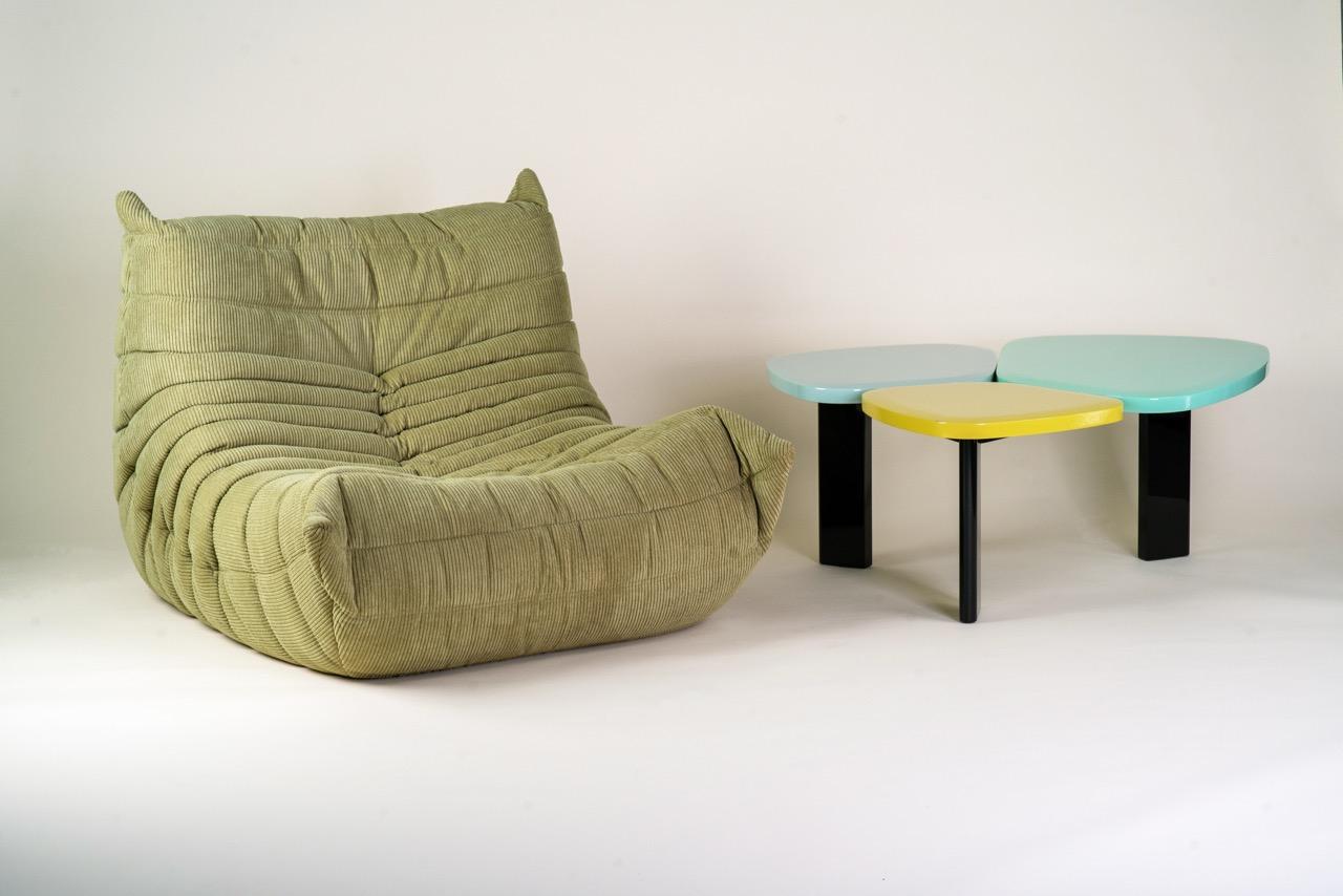 Table basse en laque.
Forme libre.
Composé de trois modules / trois couleurs.
Comme des pétales laqués soigneusement colorés.
Harmonie joyeuse et organique.

India Mahdavi est une architecte et designer franco-iranienne de renom, célèbre pour son