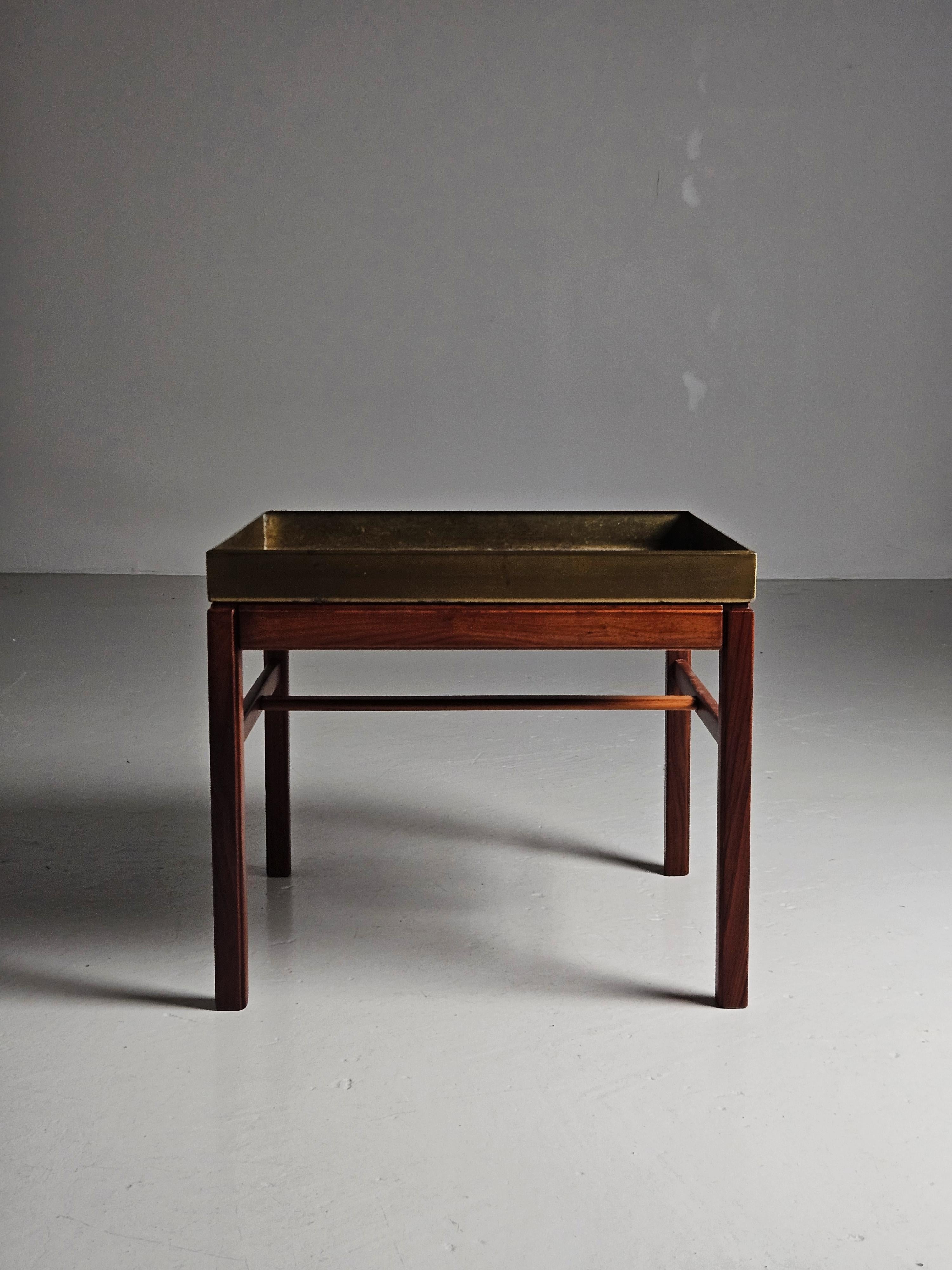 Moderner Blumentisch aus der Mitte des Jahrhunderts, entworfen von Sven Engström und Gunnar Myrstrand für Tingströms, Schweden, in den 1960er Jahren. 

Rahmen aus schönem Teakholz mit einer Messingplatte. 
