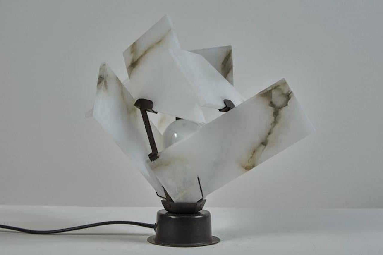 Français Lampe de table à fleurs Modèle FLE 130A de Pierre Chareau pour MCDE en vente