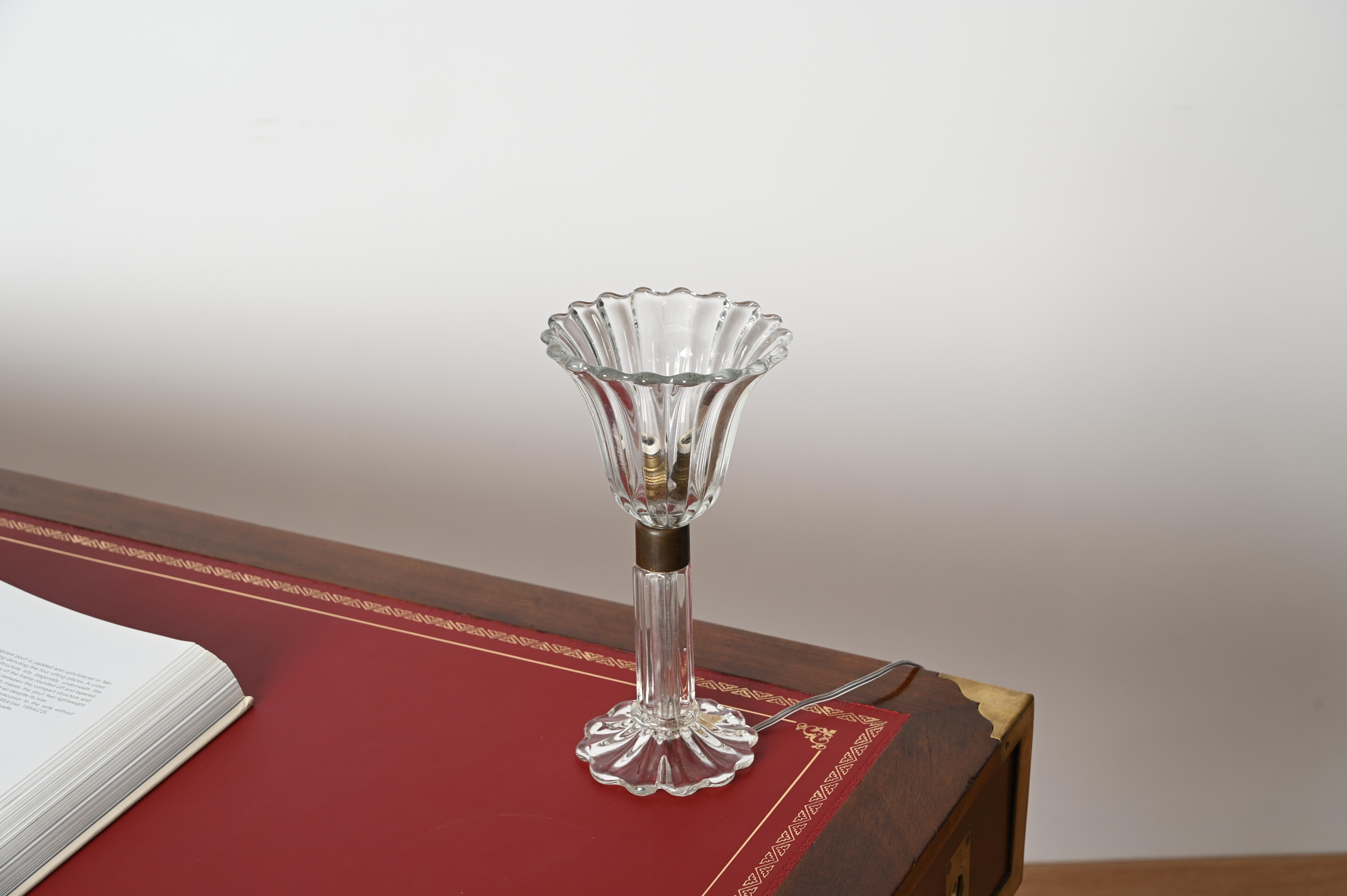 Delightful Murano glass table lamp hand-made and signed by the Murano glass masters Barovier&Toso. This incredibly elegant bellflower shaped table lamp was made in Italy during the 1940s and still has its original label on the bottom.

In